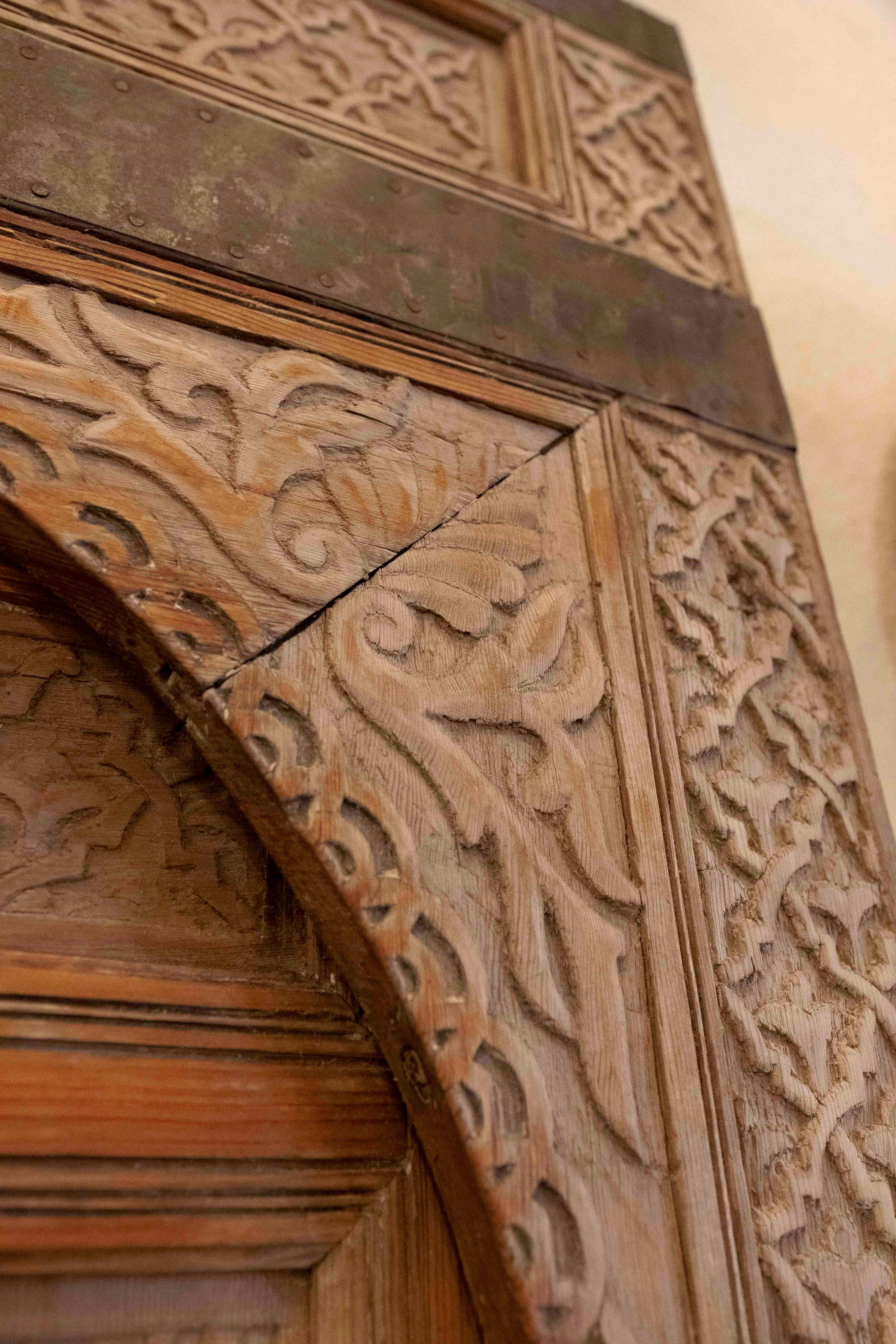 Antike arabische Tür in Holz geschnitzt mit Hufeisenbogen mit Originalbeschlägen im Angebot 5