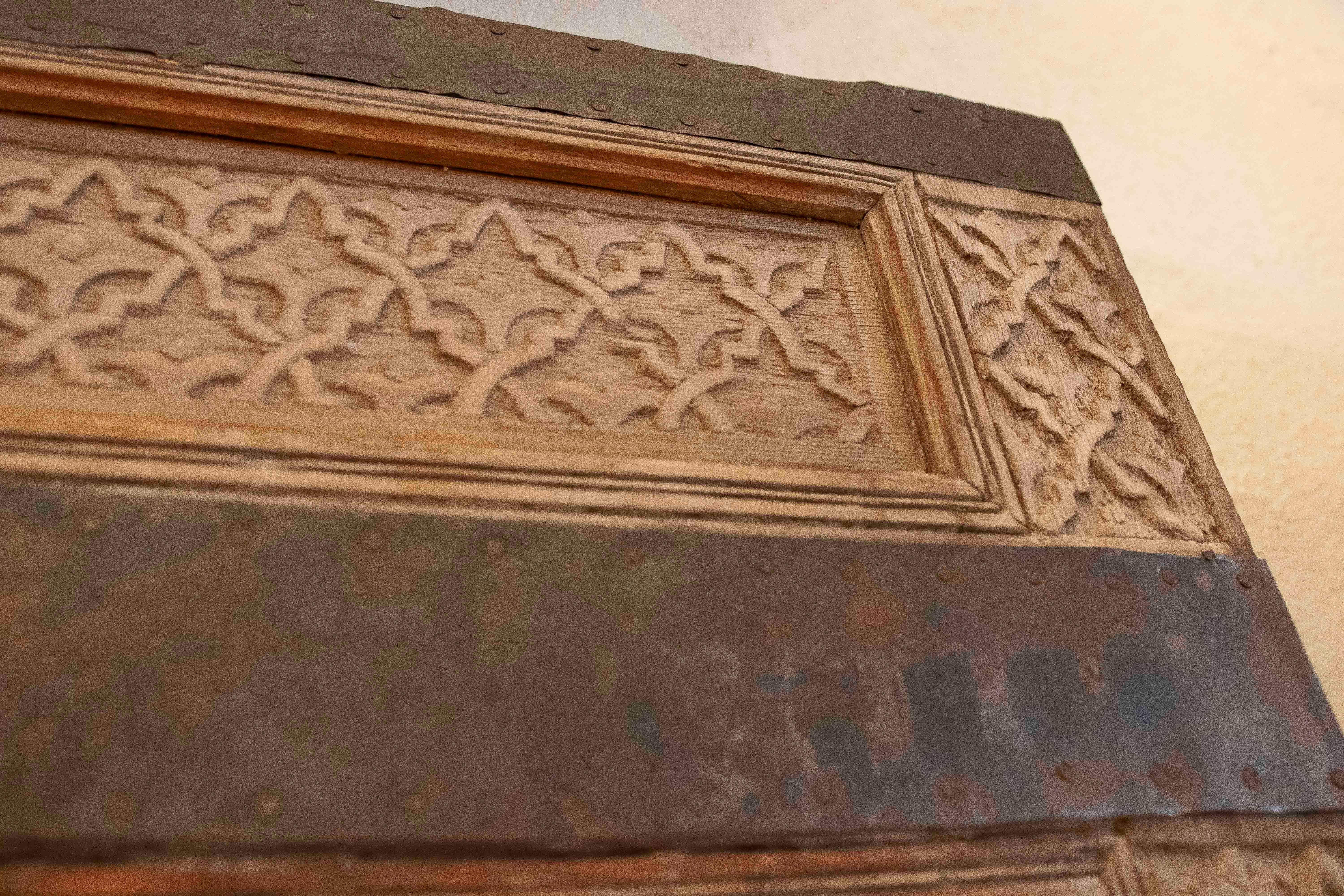 Antike arabische Tür in Holz geschnitzt mit Hufeisenbogen mit Originalbeschlägen im Angebot 6