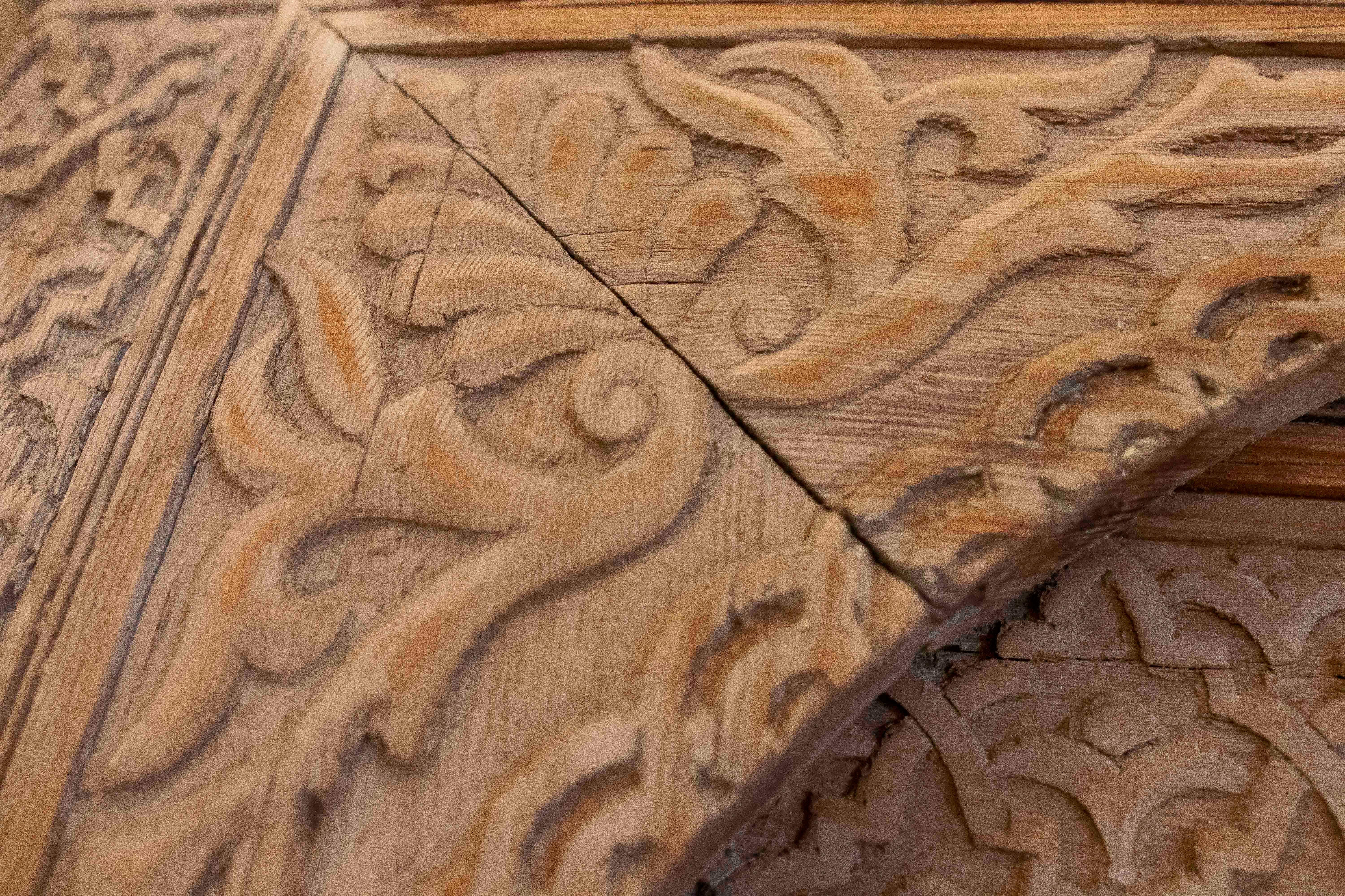 Antike arabische Tür in Holz geschnitzt mit Hufeisenbogen mit Originalbeschlägen im Angebot 7