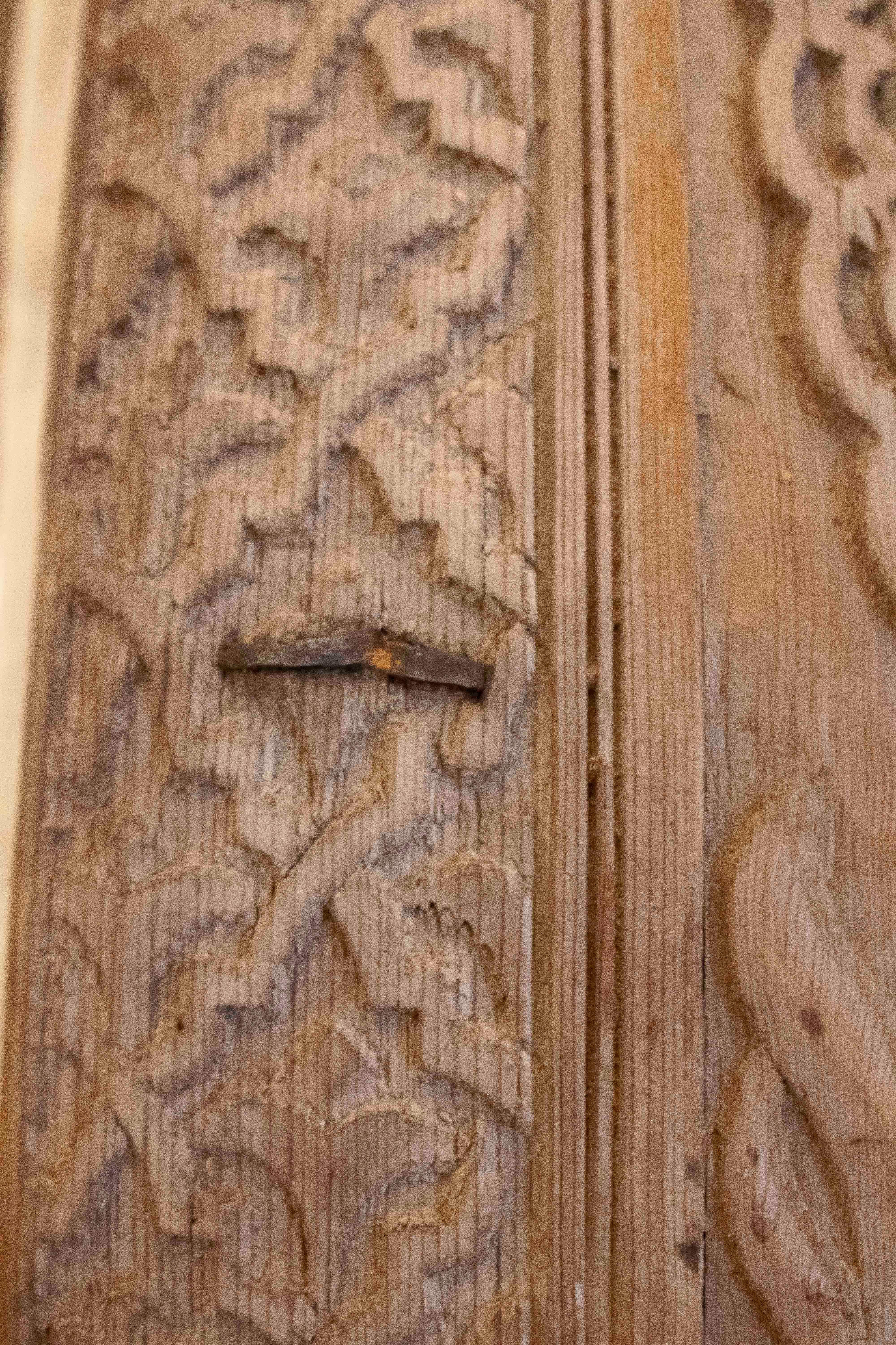 Antike arabische Tür in Holz geschnitzt mit Hufeisenbogen mit Originalbeschlägen im Angebot 8