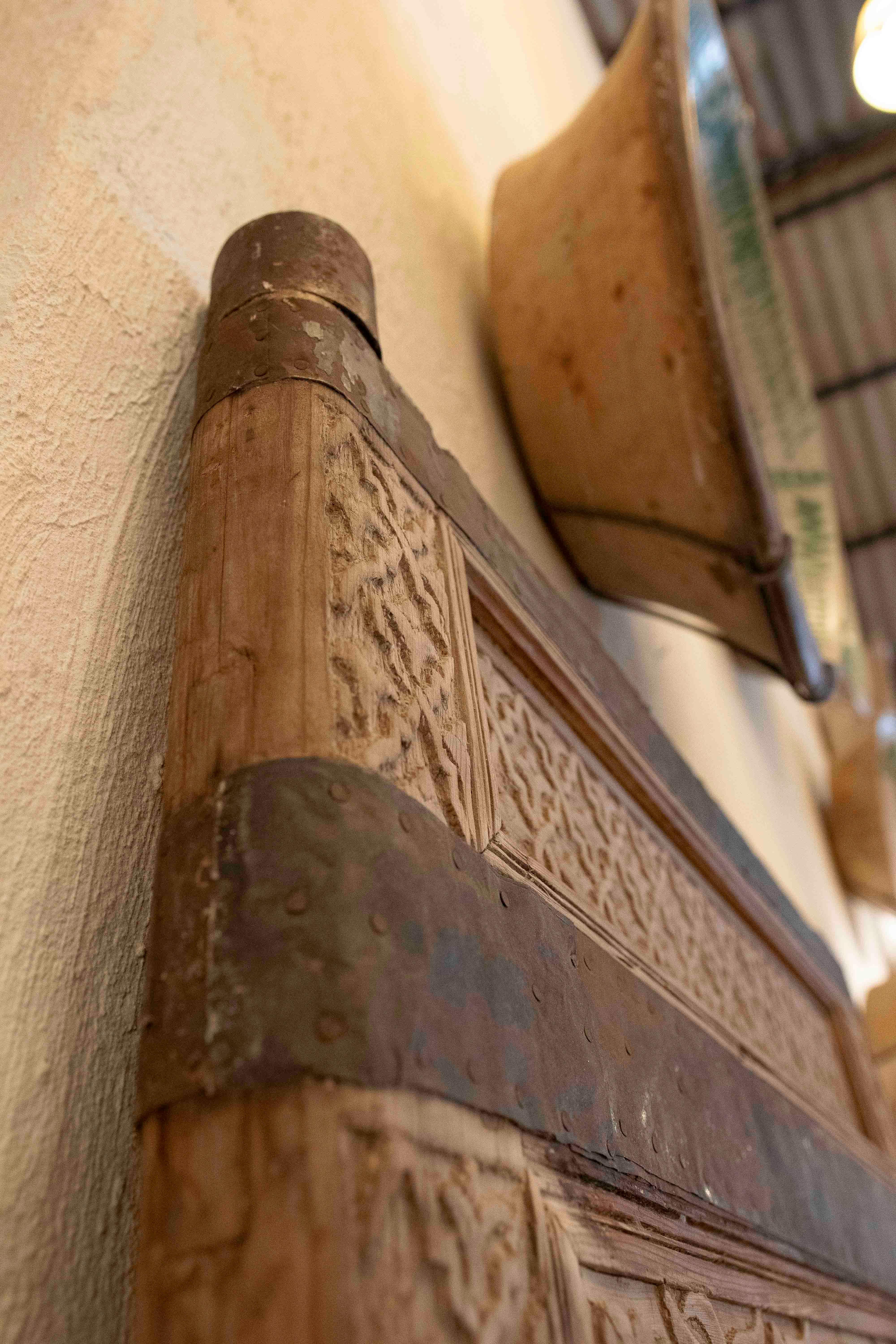 Antike arabische Tür in Holz geschnitzt mit Hufeisenbogen mit Originalbeschlägen im Angebot 9