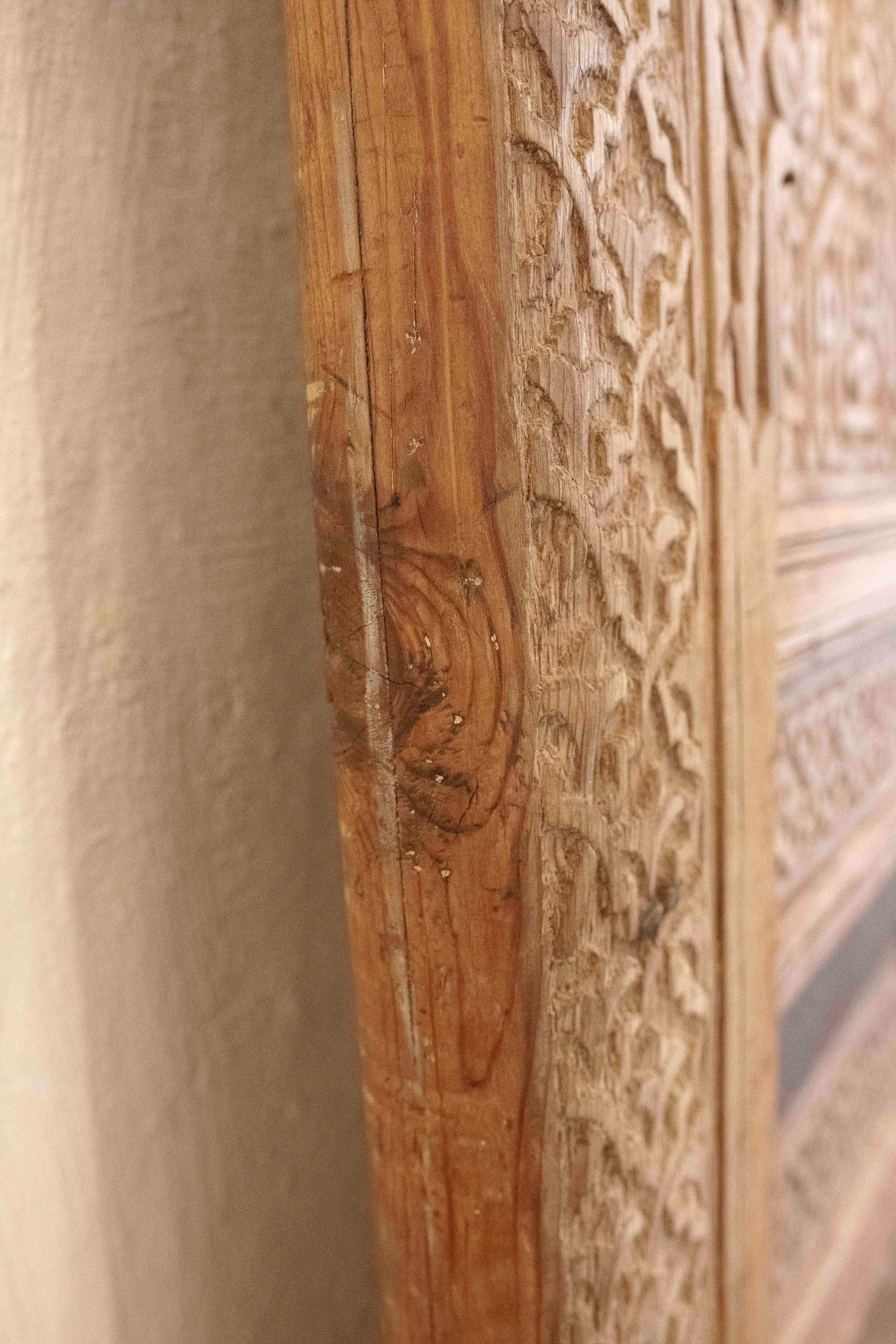 Antike arabische Tür in Holz geschnitzt mit Hufeisenbogen mit Originalbeschlägen im Angebot 10