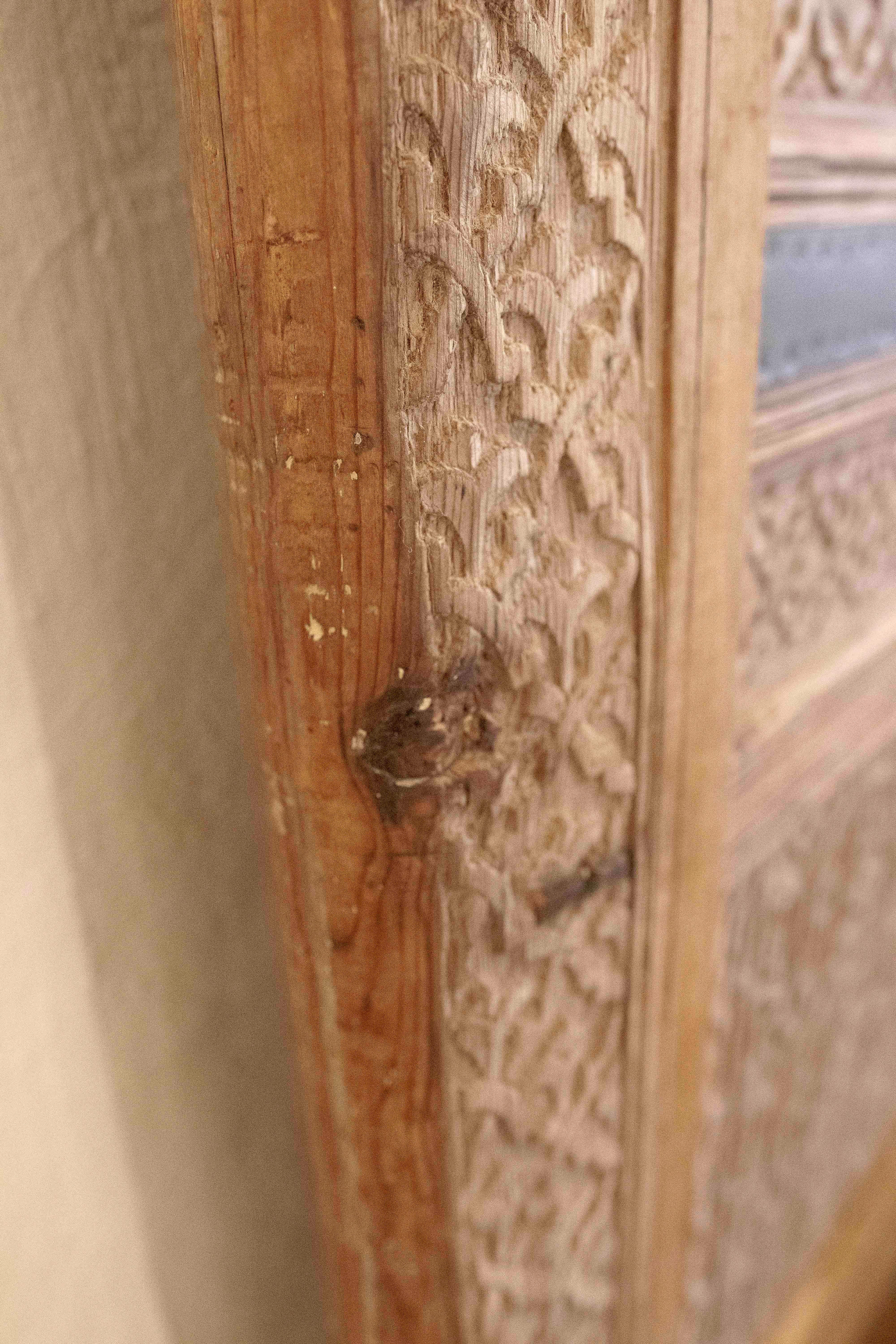 Antike arabische Tür in Holz geschnitzt mit Hufeisenbogen mit Originalbeschlägen im Angebot 11