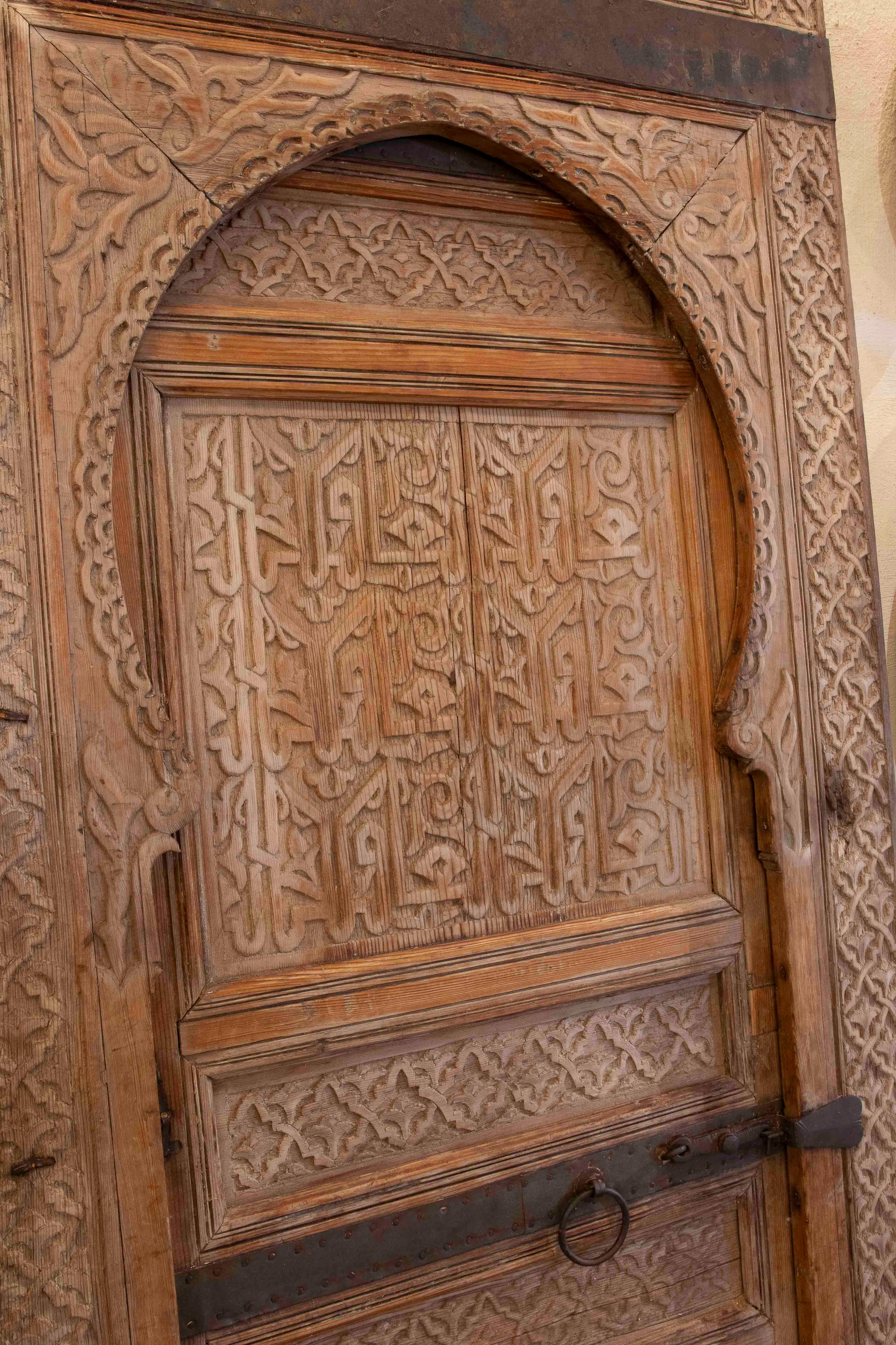 Antike arabische Tür in Holz geschnitzt mit Hufeisenbogen mit Originalbeschlägen (Marokkanisch) im Angebot