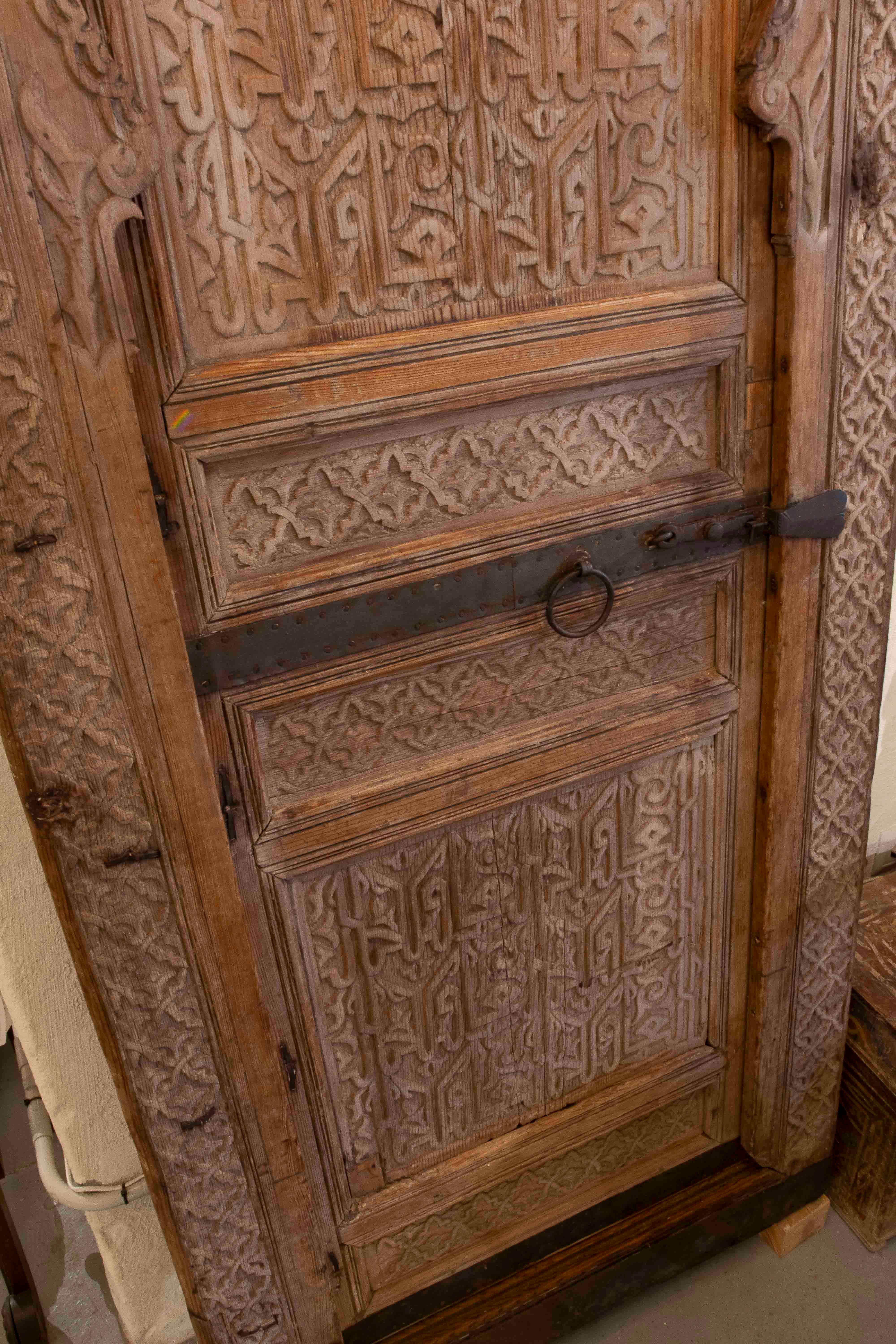 Antike arabische Tür in Holz geschnitzt mit Hufeisenbogen mit Originalbeschlägen (Handgeschnitzt) im Angebot