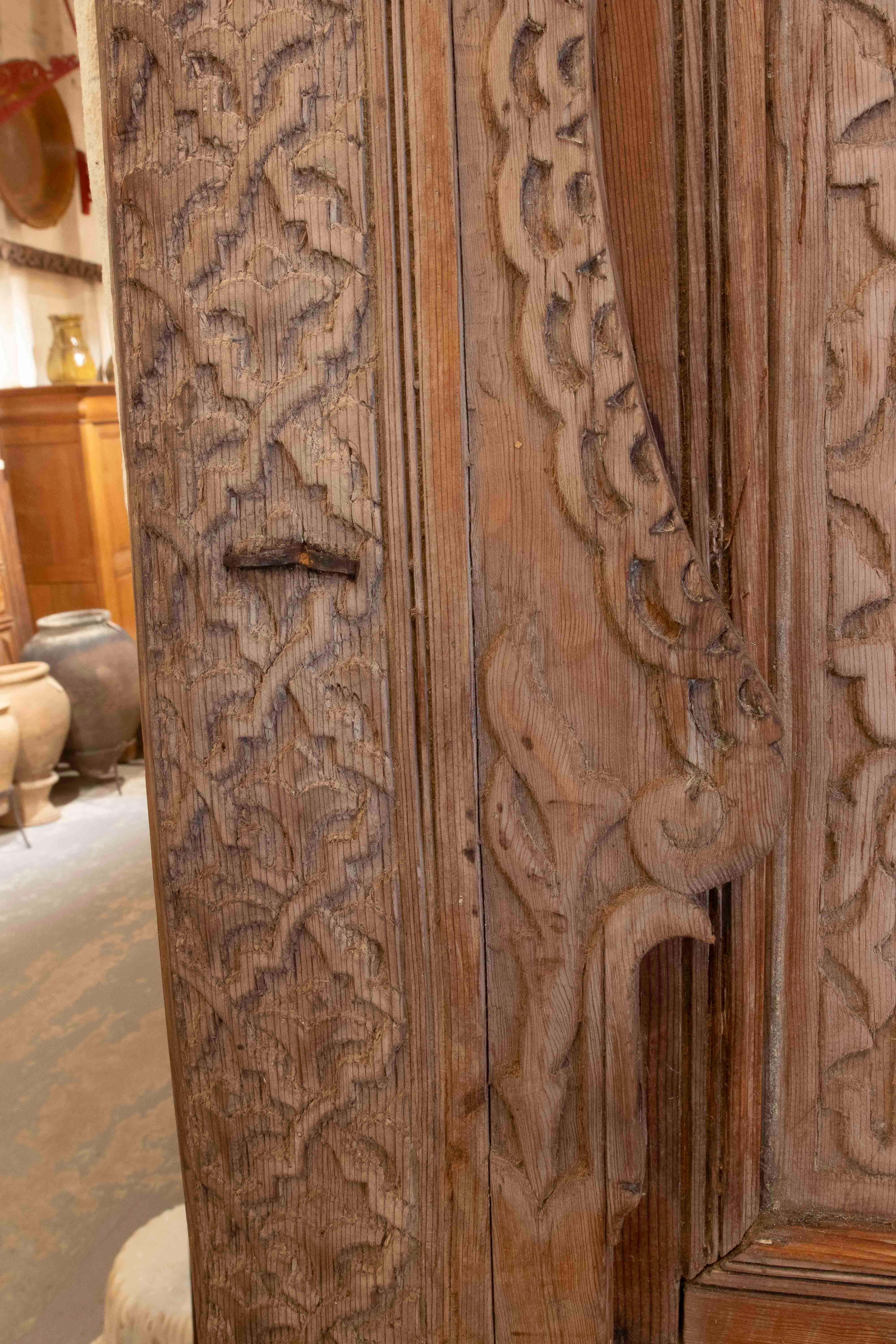 Antike arabische Tür in Holz geschnitzt mit Hufeisenbogen mit Originalbeschlägen im Zustand „Gut“ im Angebot in Marbella, ES