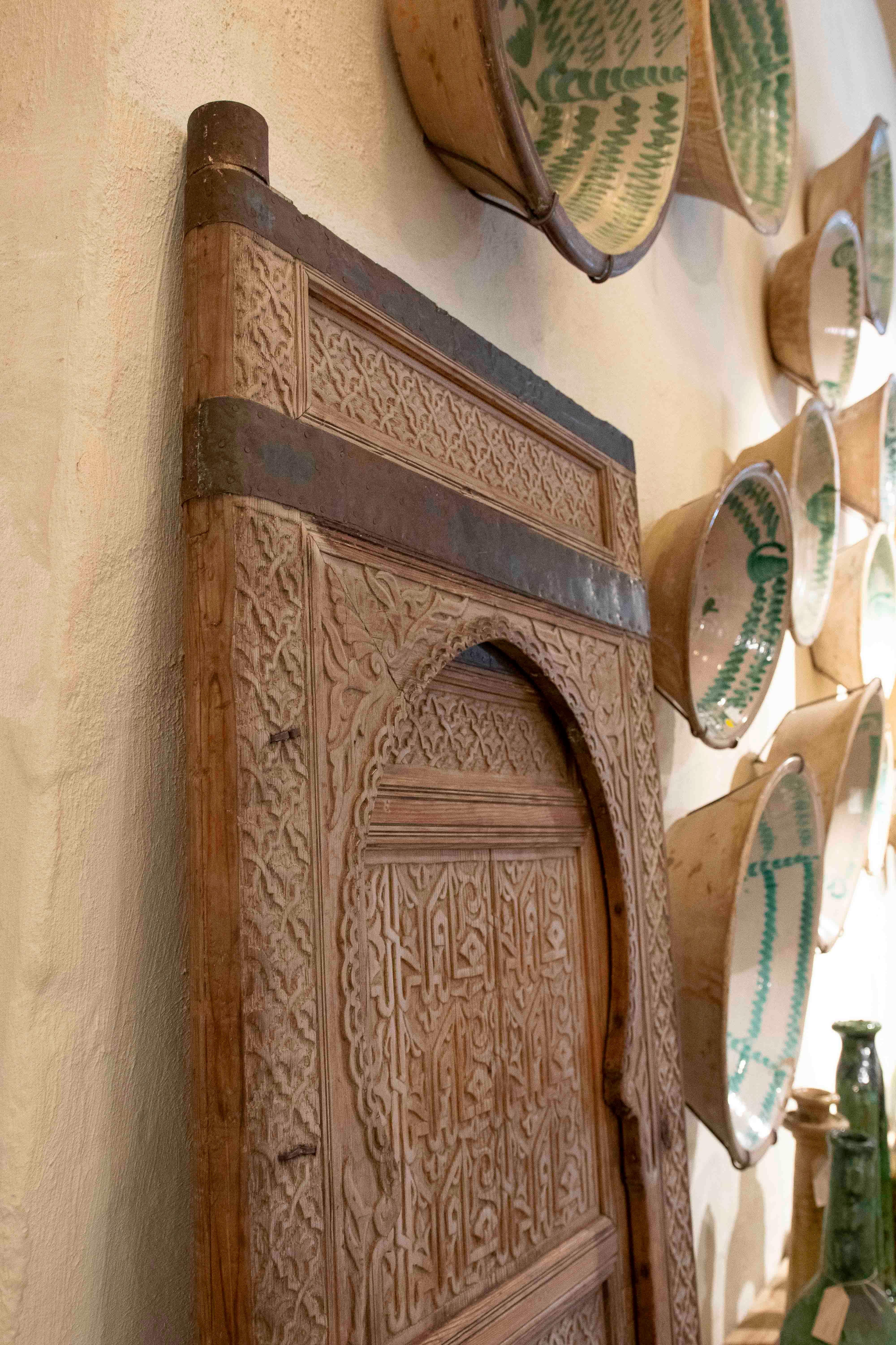 Antike arabische Tür in Holz geschnitzt mit Hufeisenbogen mit Originalbeschlägen (20. Jahrhundert) im Angebot