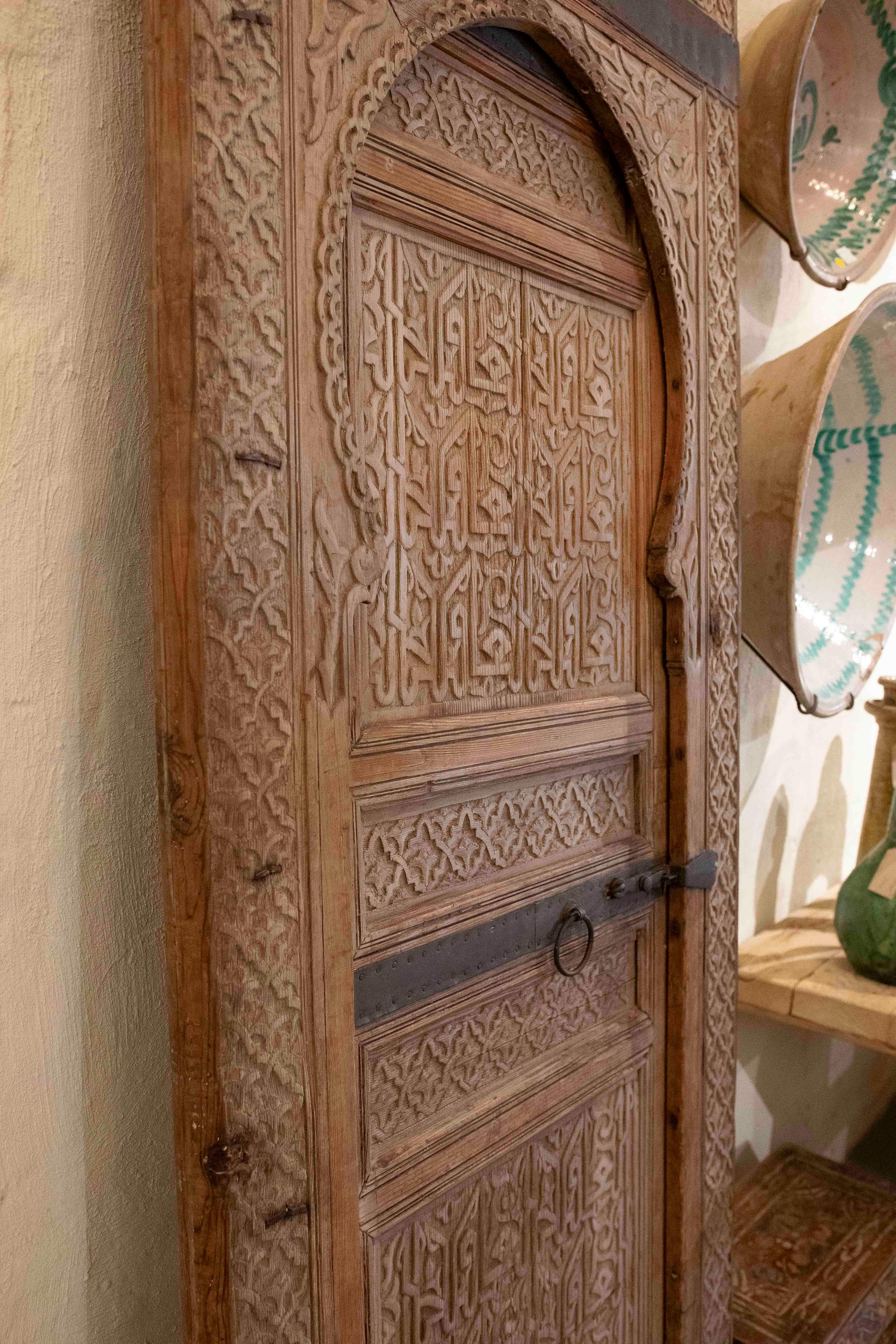 Antike arabische Tür in Holz geschnitzt mit Hufeisenbogen mit Originalbeschlägen (Eisen) im Angebot