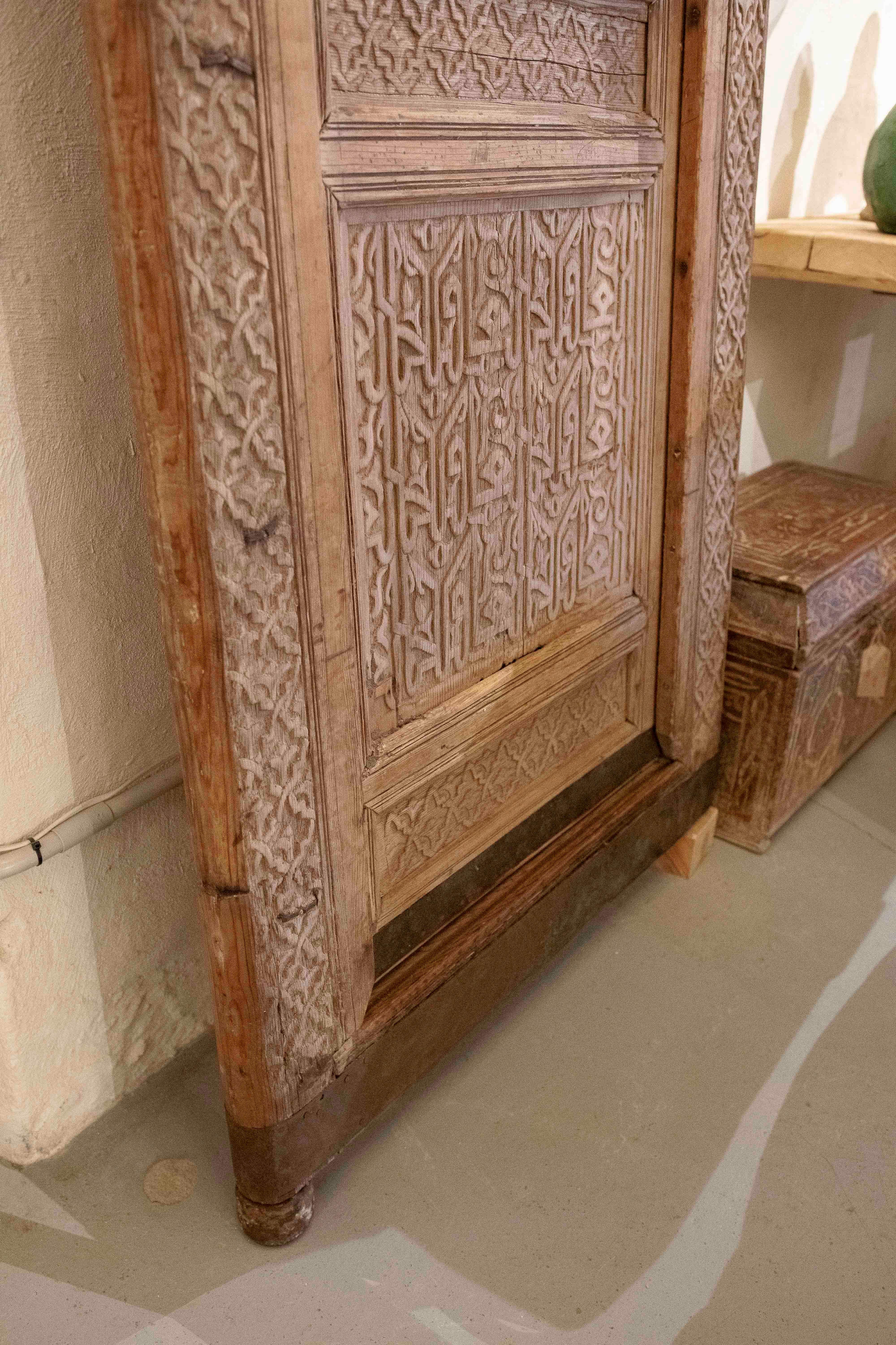 Antike arabische Tür in Holz geschnitzt mit Hufeisenbogen mit Originalbeschlägen im Angebot 1