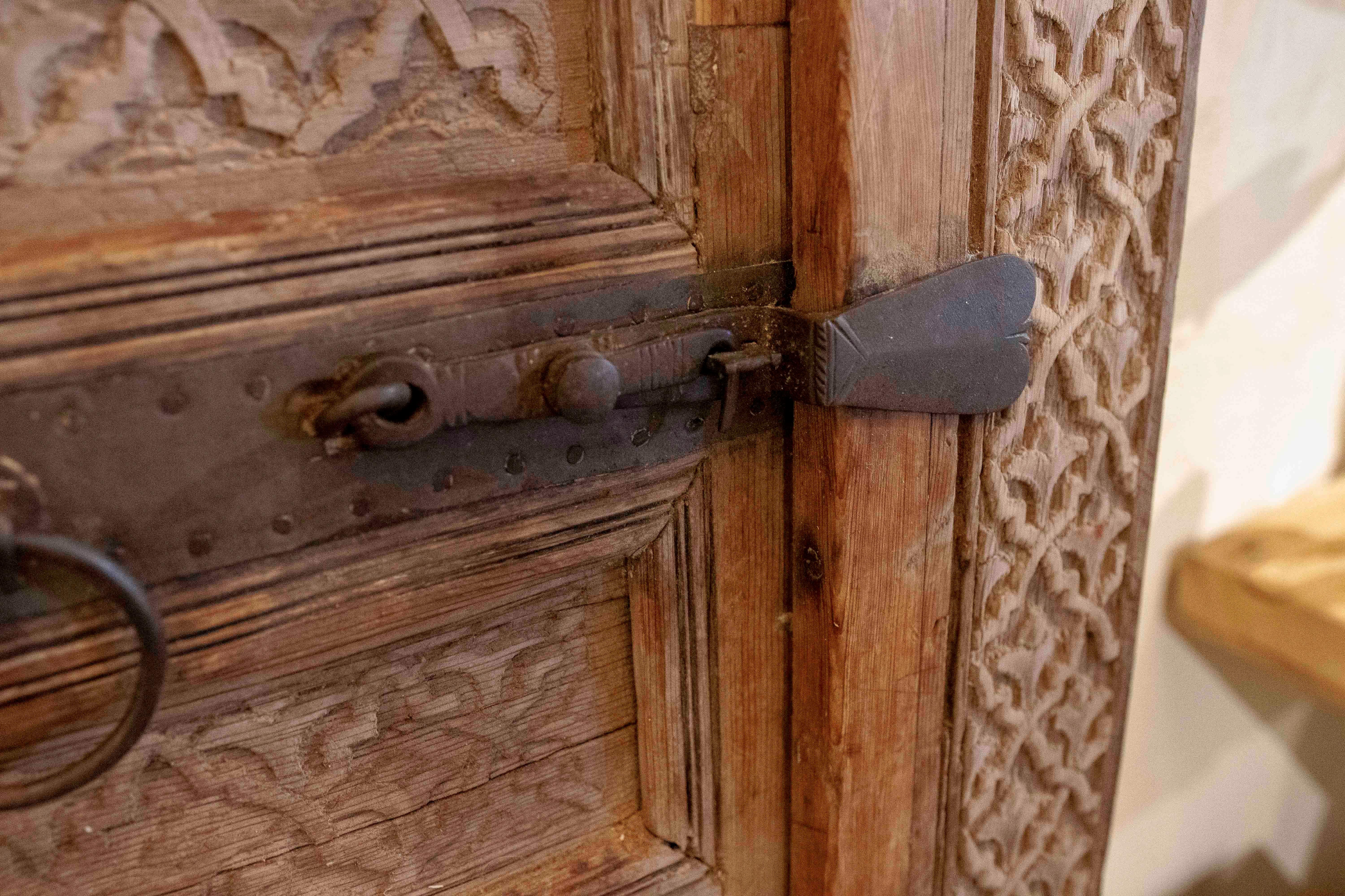 Antike arabische Tür in Holz geschnitzt mit Hufeisenbogen mit Originalbeschlägen im Angebot 2
