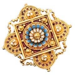 Broche ancienne de style néo-archéologique en or 15 carats et émail 