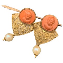 Boucles d'oreilles camées italiennes anciennes en or 18 carats sculpté en lave de style néo-archéologique