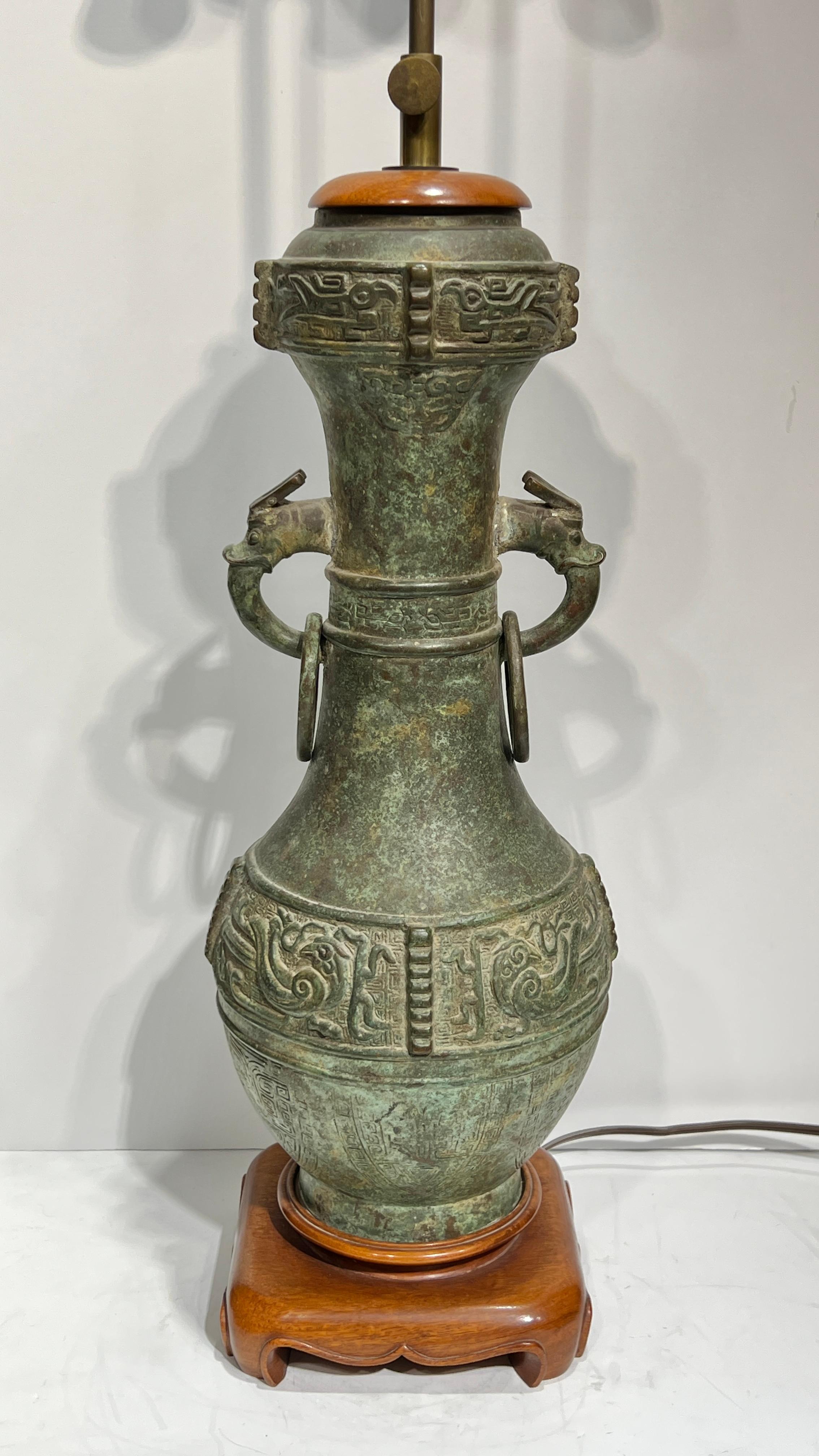 Cinese Antico vaso di bronzo cinese in stile arcaico montato come lampada da tavolo in vendita