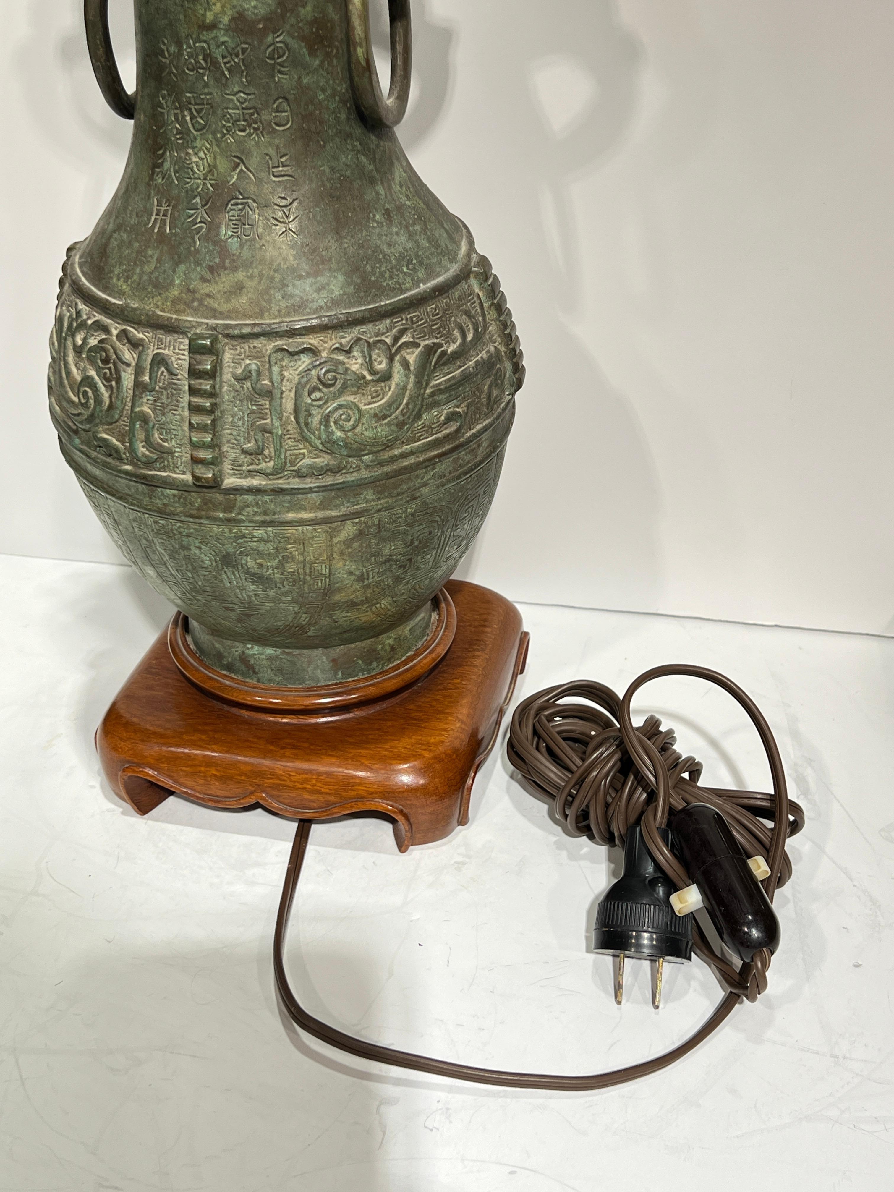 Antico vaso di bronzo cinese in stile arcaico montato come lampada da tavolo In condizioni buone in vendita a New York, NY