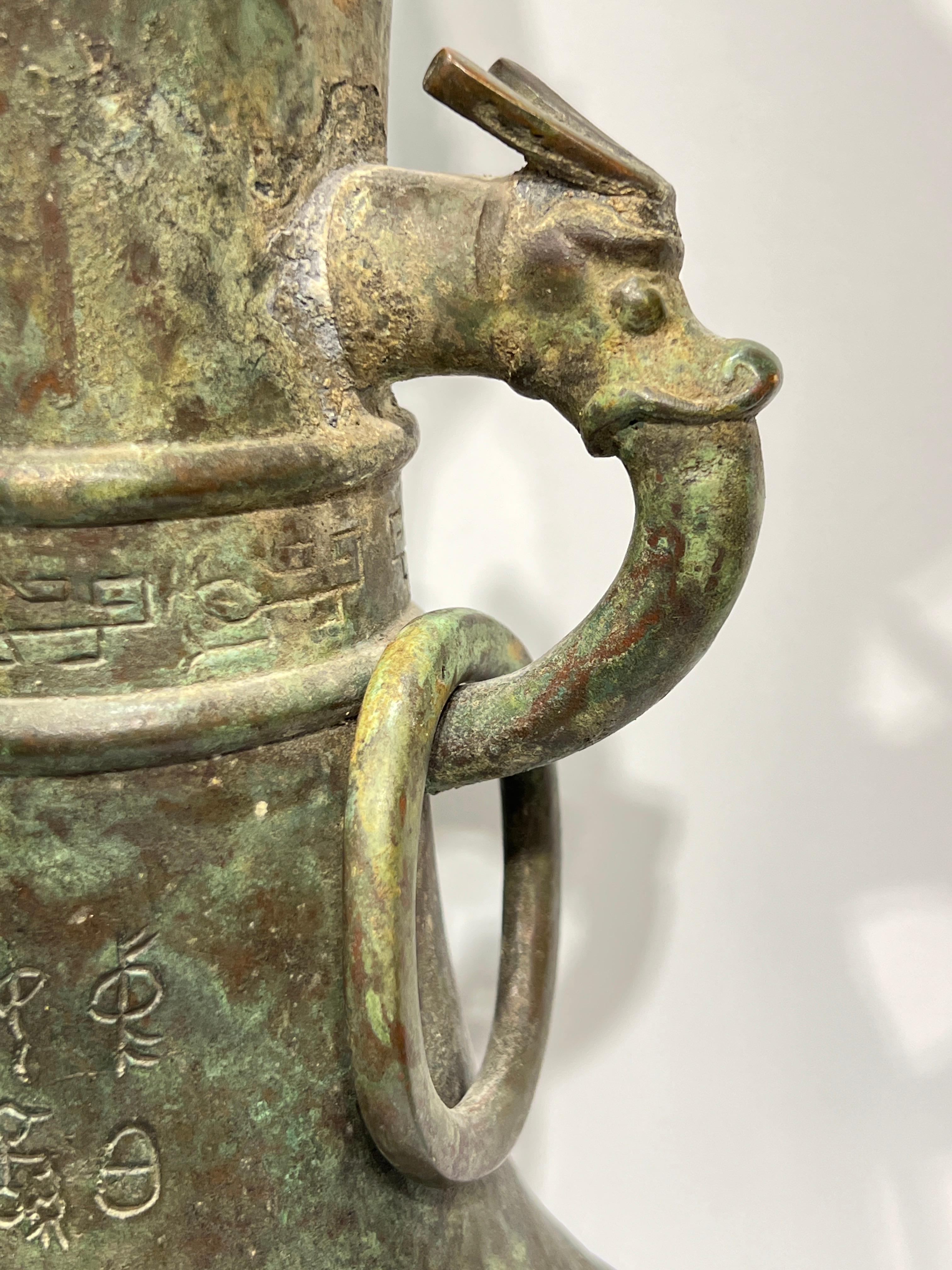 Ottone Antico vaso di bronzo cinese in stile arcaico montato come lampada da tavolo in vendita