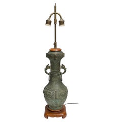 Antico vaso di bronzo cinese in stile arcaico montato come lampada da tavolo