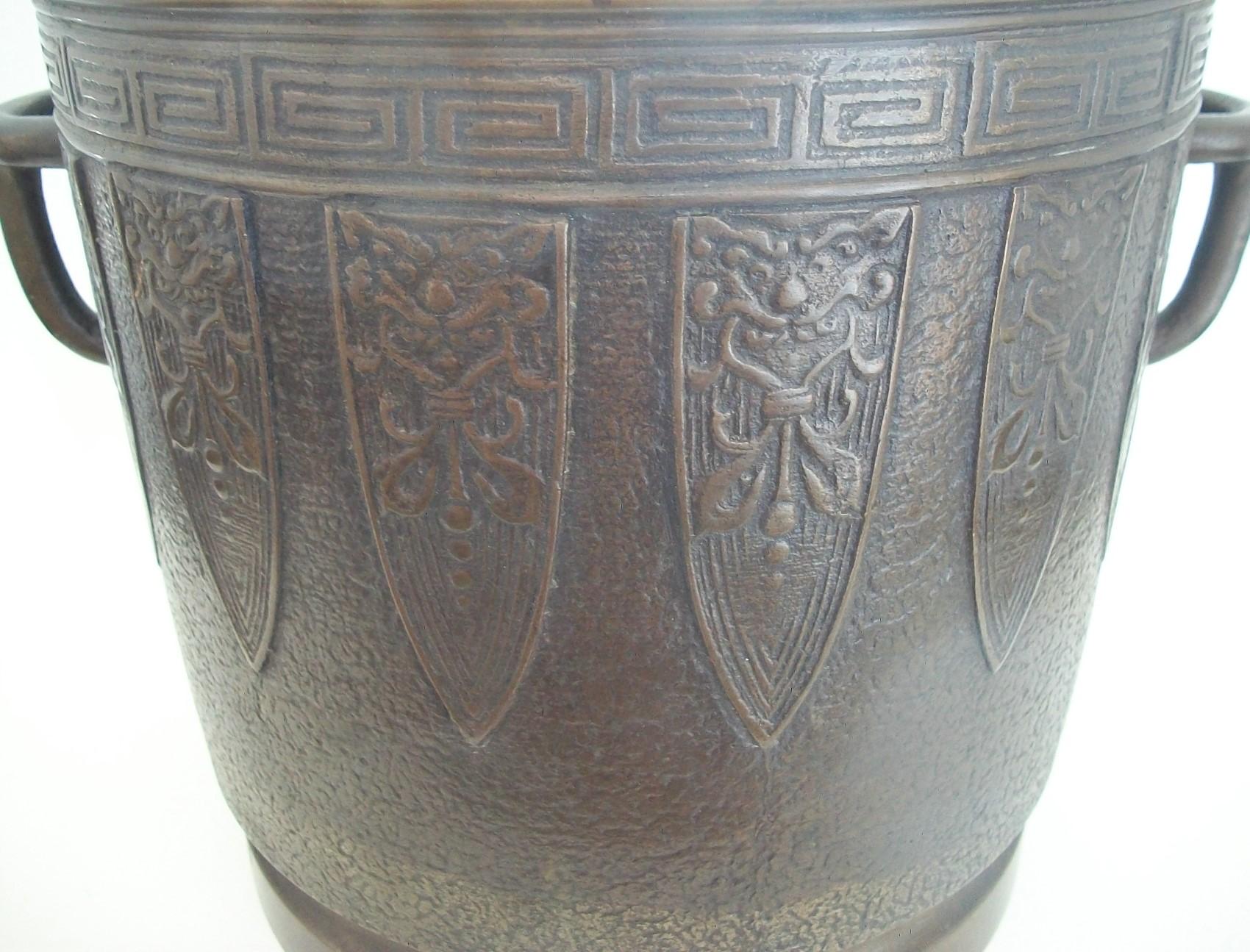 Antikes Pflanzgefäß aus patinierter Bronze im Archaikstil – China – frühes 20. Jahrhundert im Angebot 4