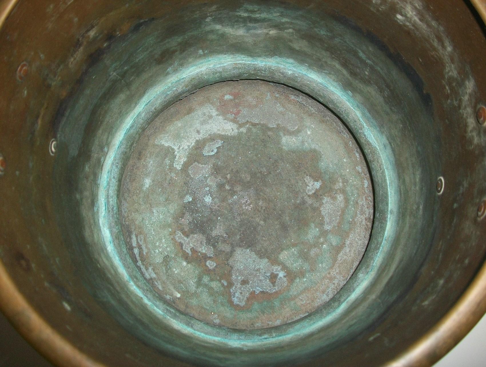 Antikes Pflanzgefäß aus patinierter Bronze im Archaikstil – China – frühes 20. Jahrhundert im Angebot 7