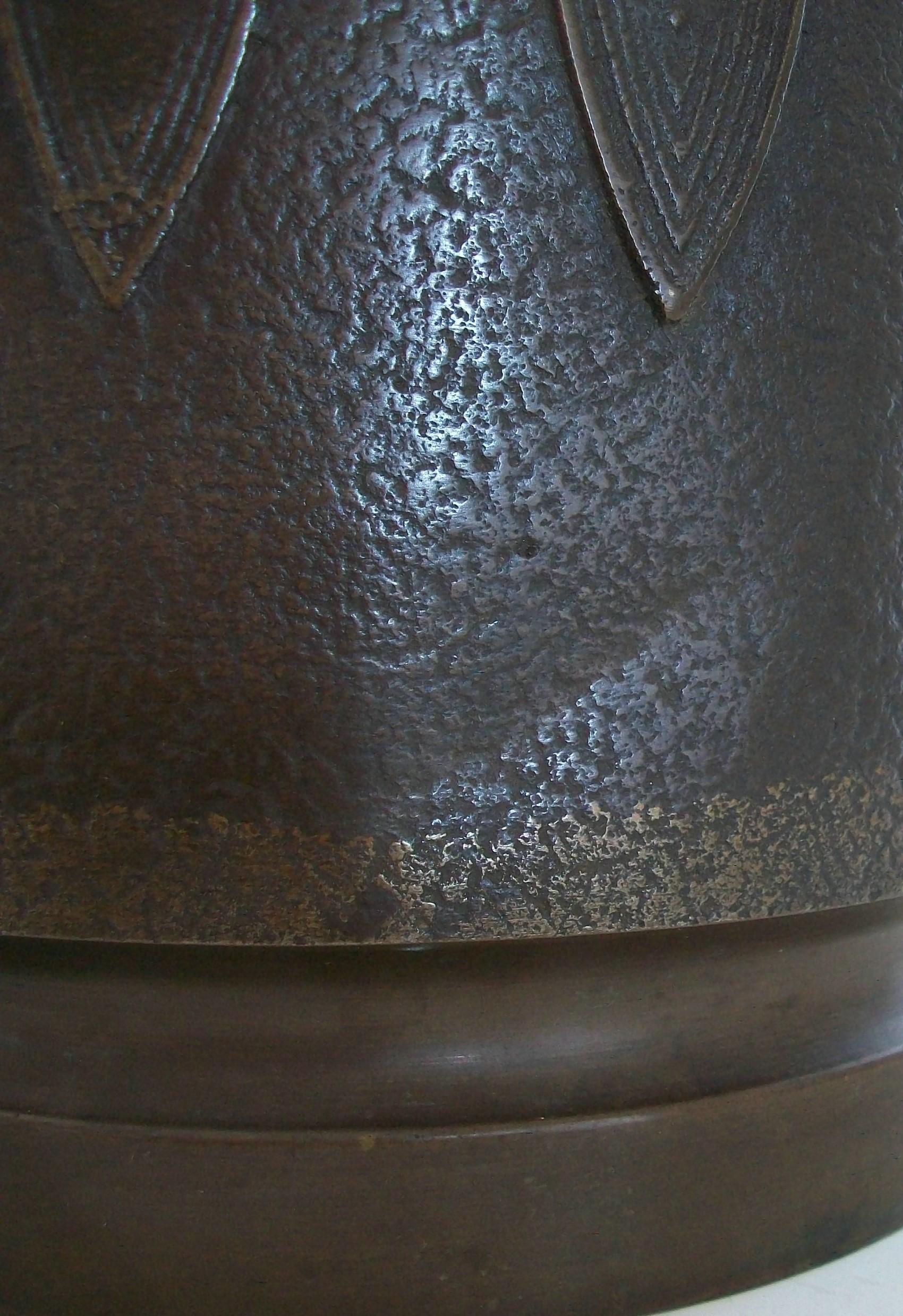 Antikes Pflanzgefäß aus patinierter Bronze im Archaikstil – China – frühes 20. Jahrhundert (Handgefertigt) im Angebot