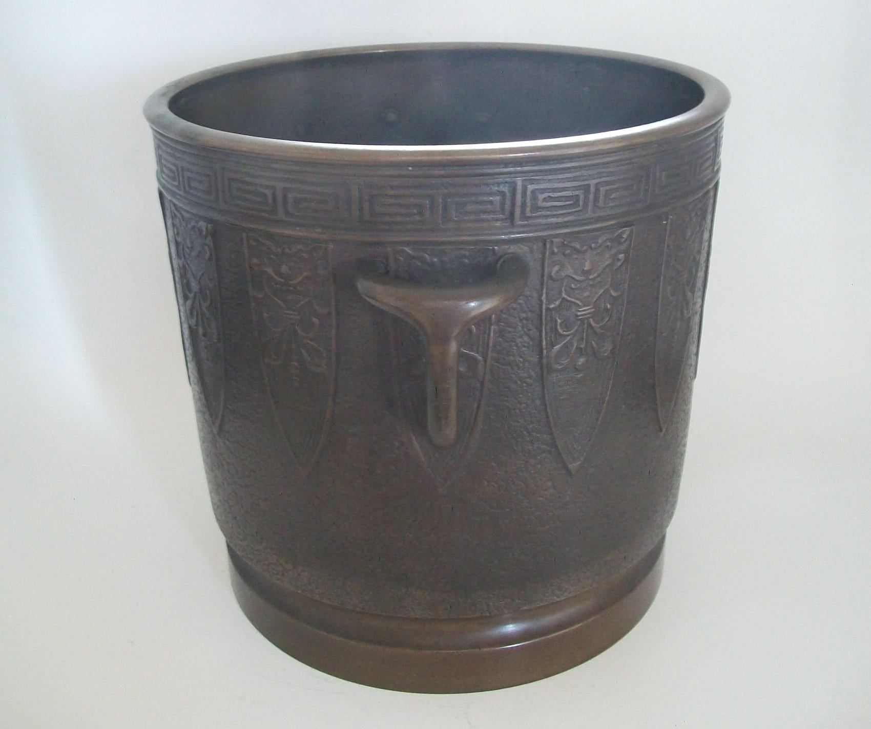 Antikes Pflanzgefäß aus patinierter Bronze im Archaikstil – China – frühes 20. Jahrhundert im Angebot 1
