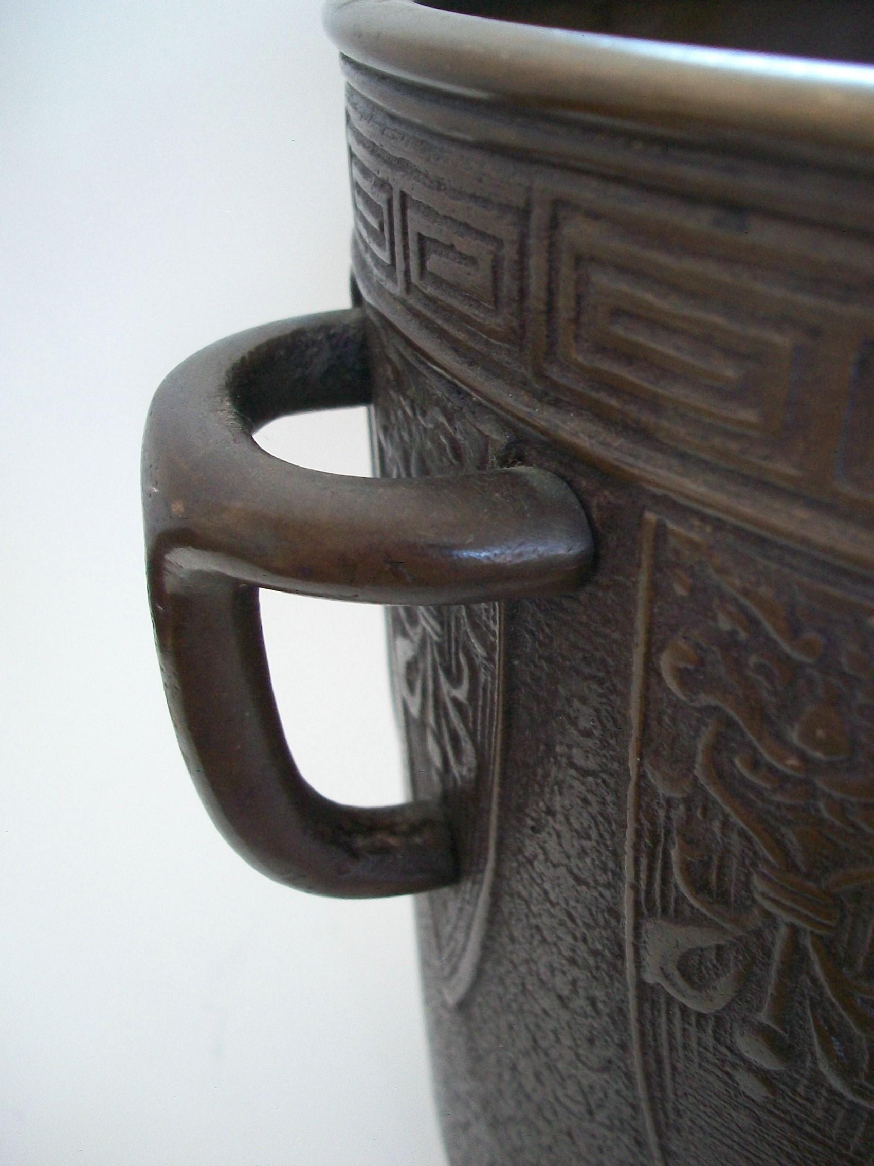Bronze Jardinière ancienne en bronze patiné de style archaïque - Chine - Début du 20e siècle en vente