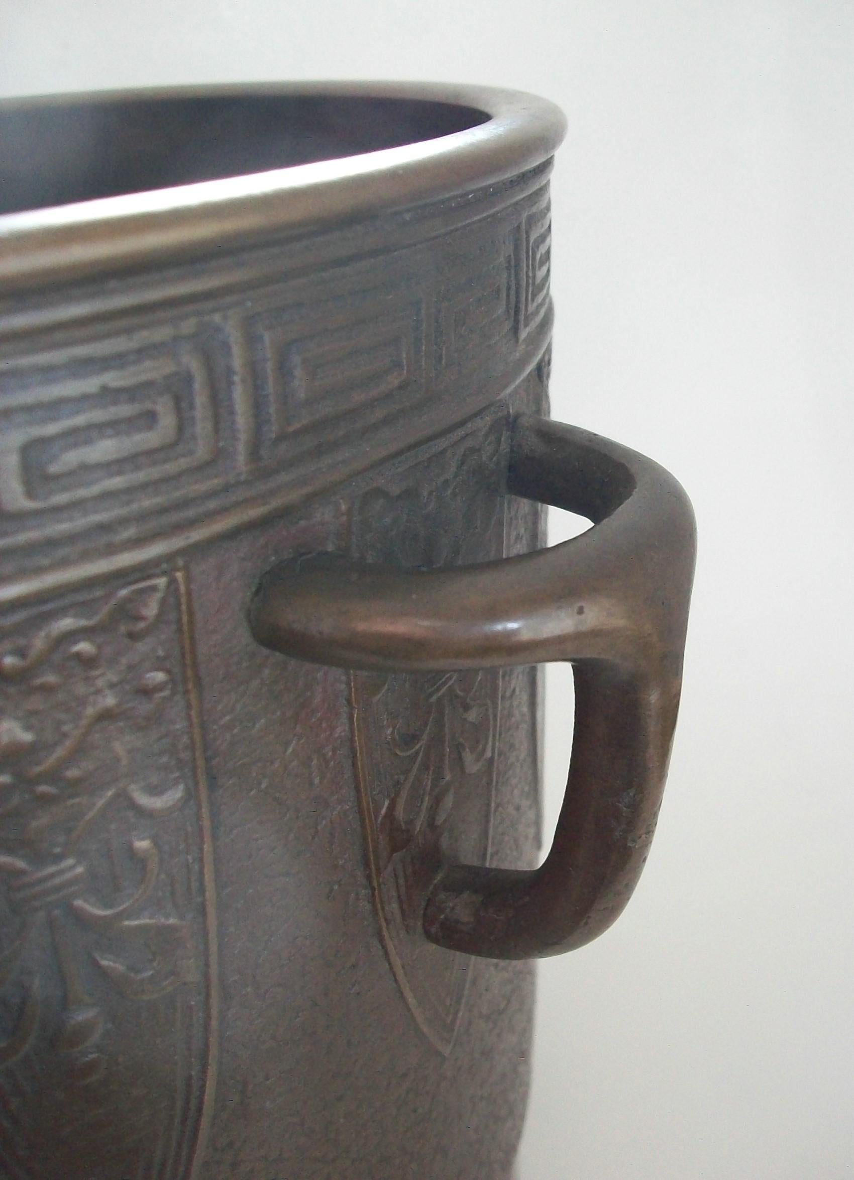 Antikes Pflanzgefäß aus patinierter Bronze im Archaikstil – China – frühes 20. Jahrhundert im Angebot 3