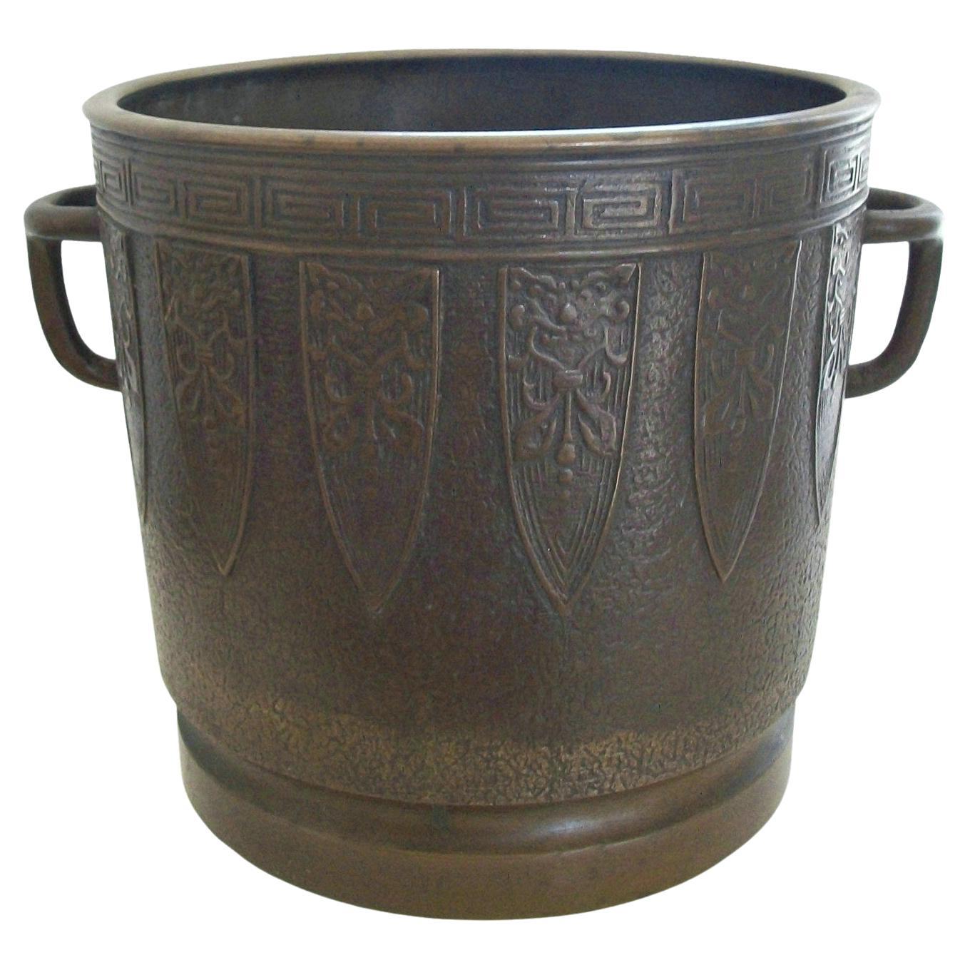 Antikes Pflanzgefäß aus patinierter Bronze im Archaikstil – China – frühes 20. Jahrhundert im Angebot