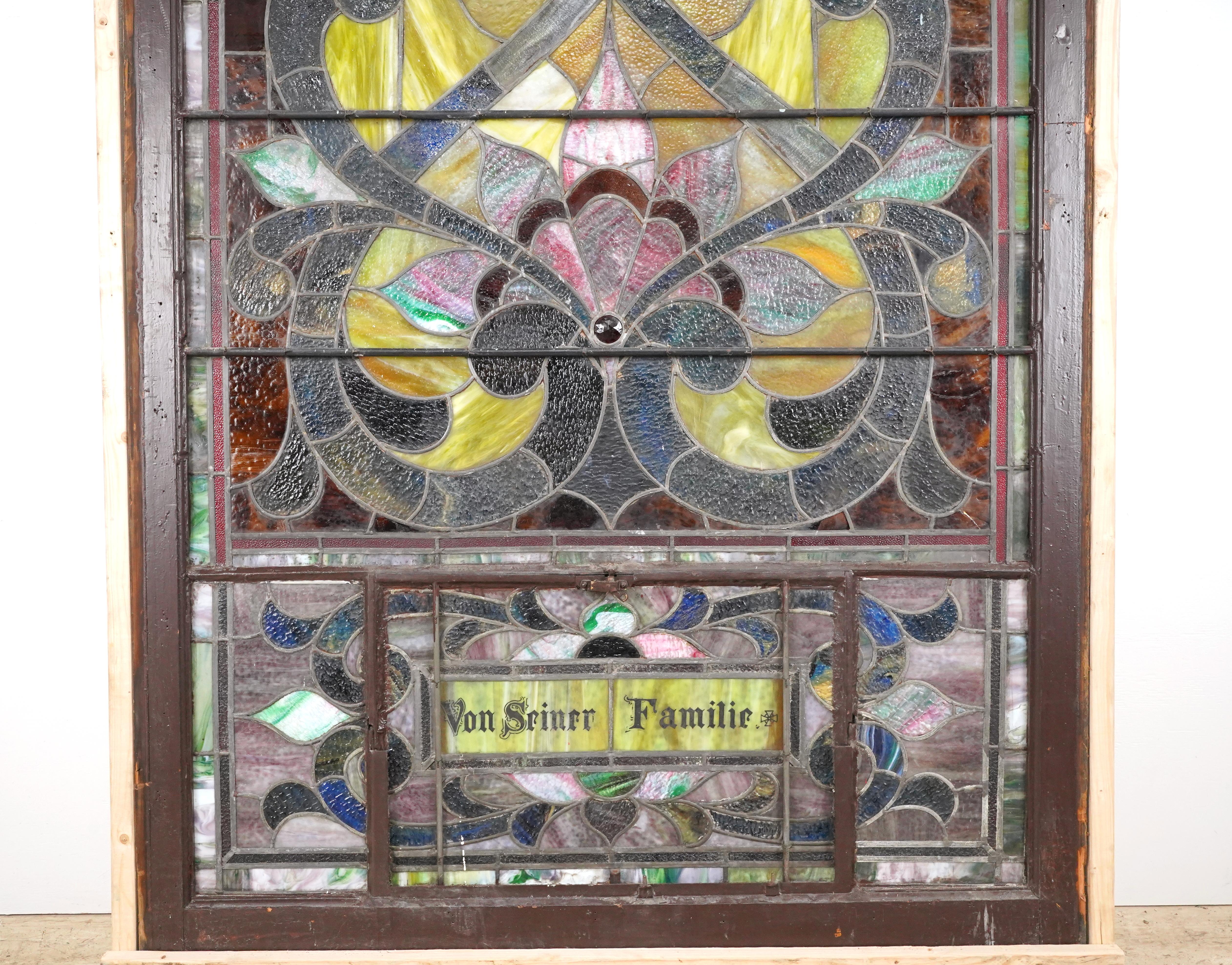 Ancien vitrail d'église en plomb arqué 149 x 59 in. Bon état - En vente à New York, NY