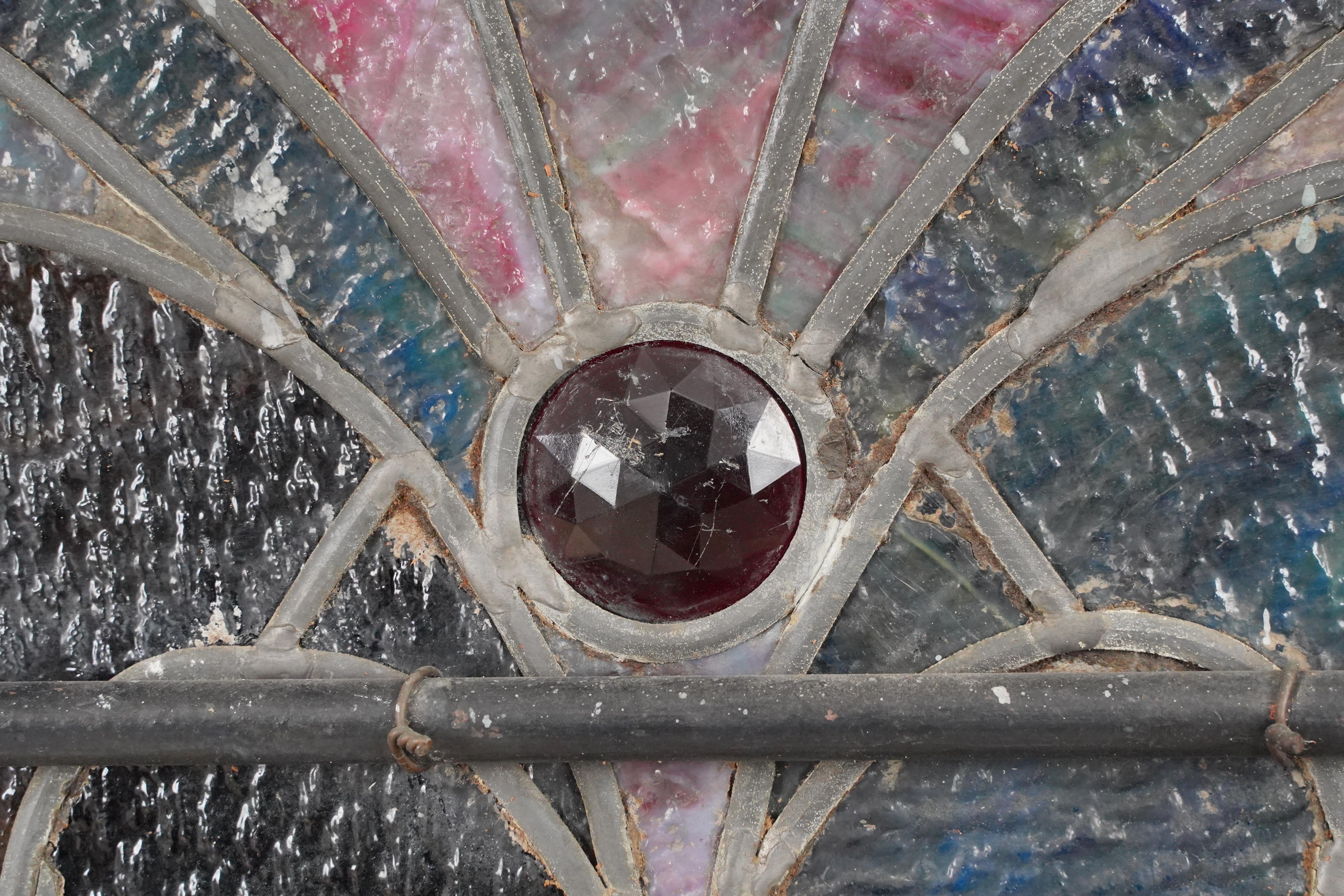 20ième siècle Ancien vitrail d'église en plomb arqué 149 x 59 in. en vente