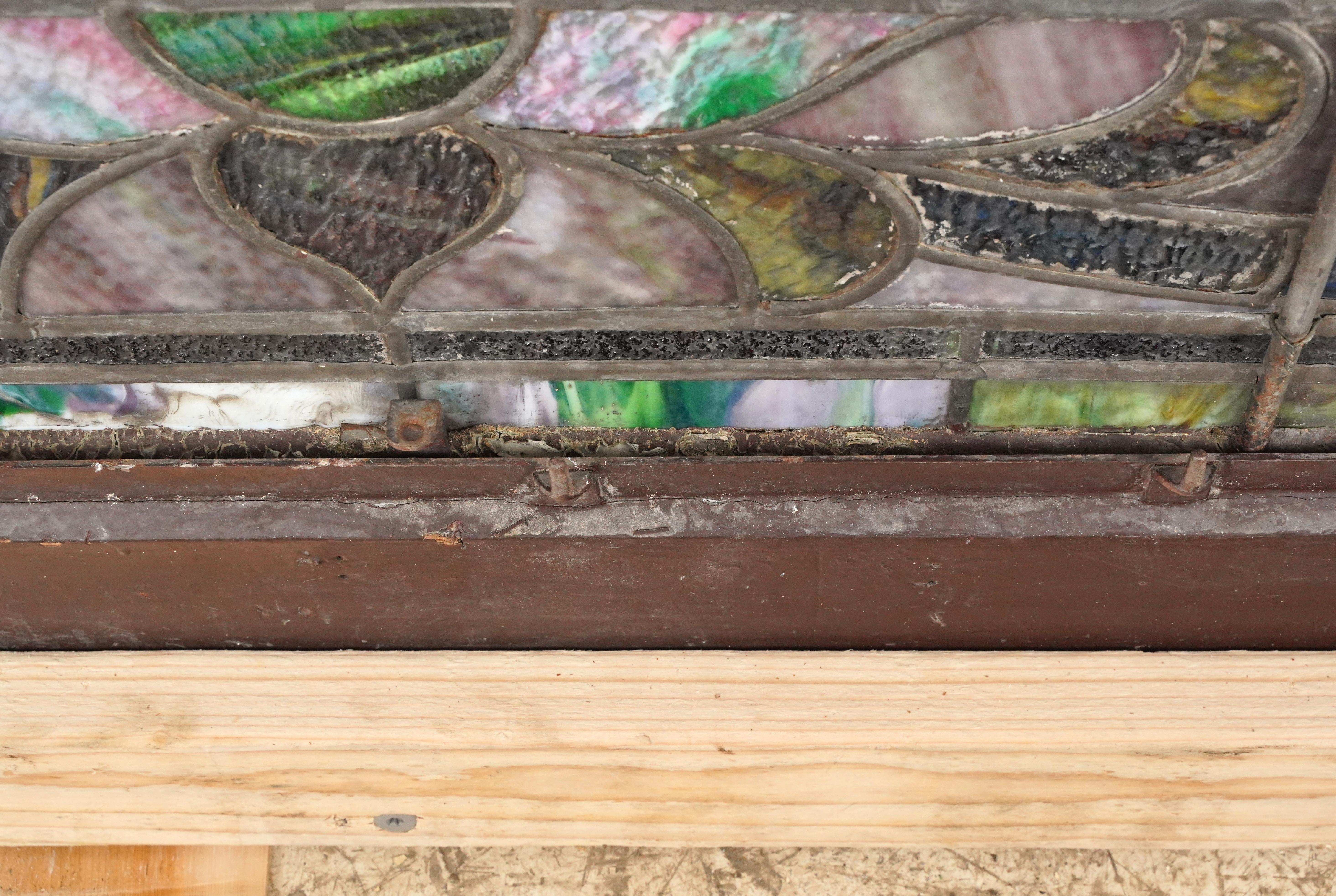 Verre teinté Ancien vitrail d'église en plomb arqué 149 x 59 in. en vente