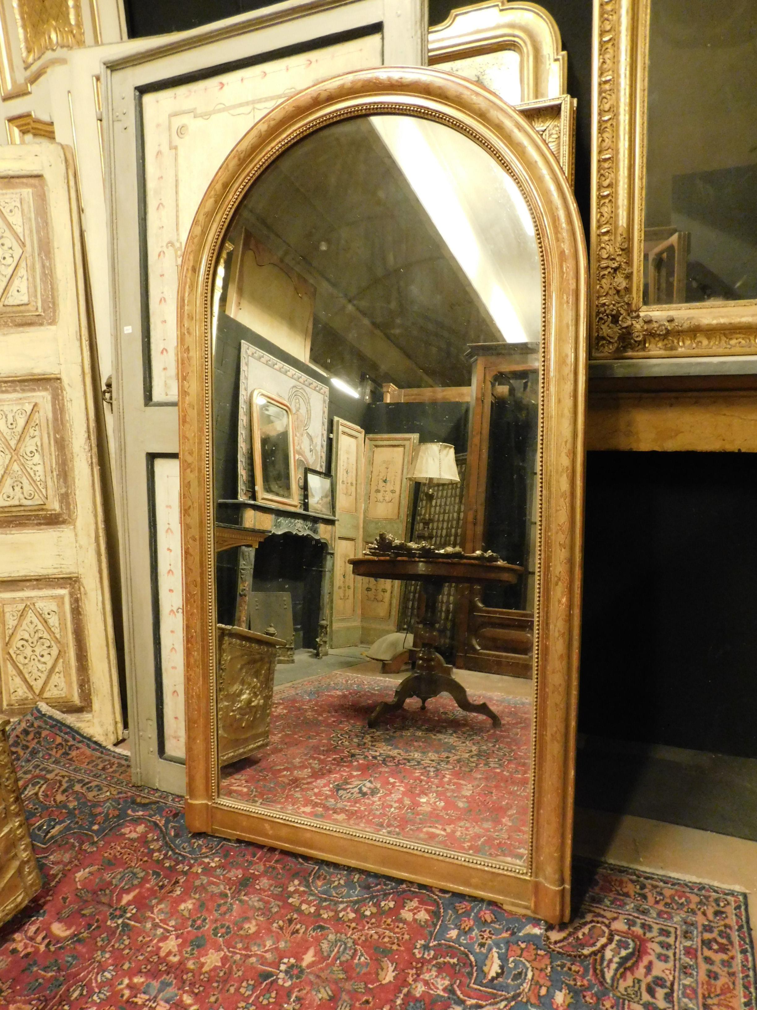 Ancient arched wooden mirror with gilded frame and bas-relief carved on the frame, built in the 19th century in Italy.
Possible to use as a door leaf, or as a floor mirror in an entrance hall, with high ceilings it is also possible to place it