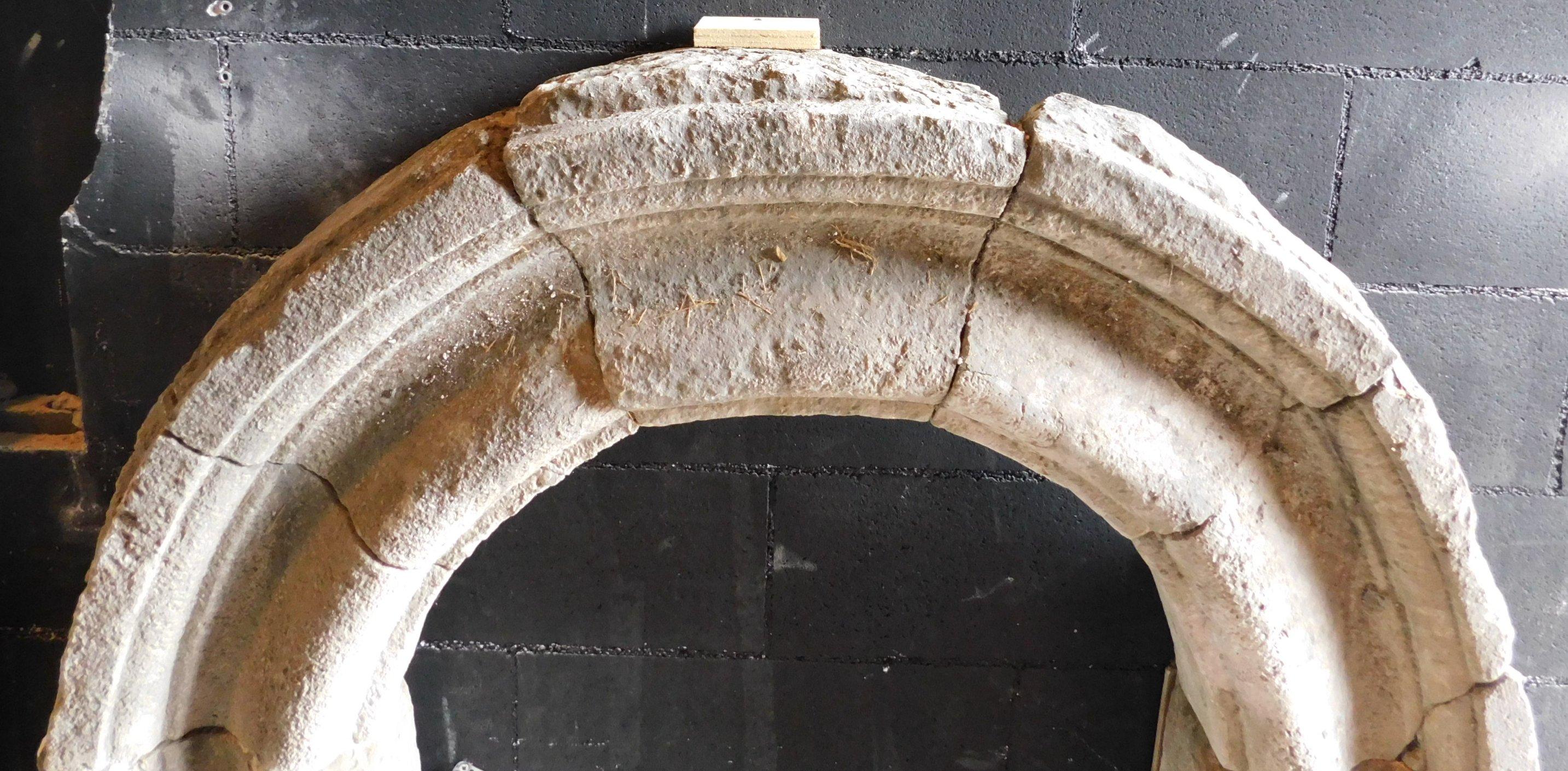 Antique Arched Portal / Window Frame in Grey Stone, 17th Century, Italy For Sale 4