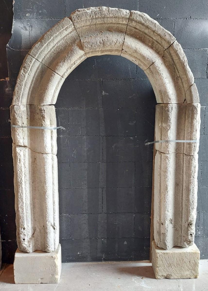 Antique Arched Portal / Window Frame in Grey Stone, 17th Century, Italy For Sale 5