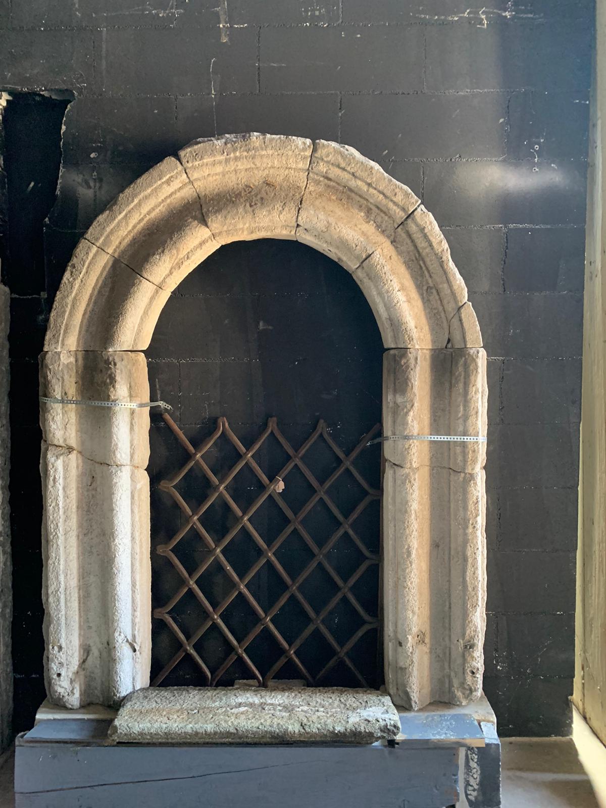 Ancient portal / window frame, built and hand-sculpted in grey stone, with arched shape, from the seventeenth century, built in Italy by a craftsman for a historic building.
Maximum size cm W 130 x H 165 x T 17, the internal passage measures cm W