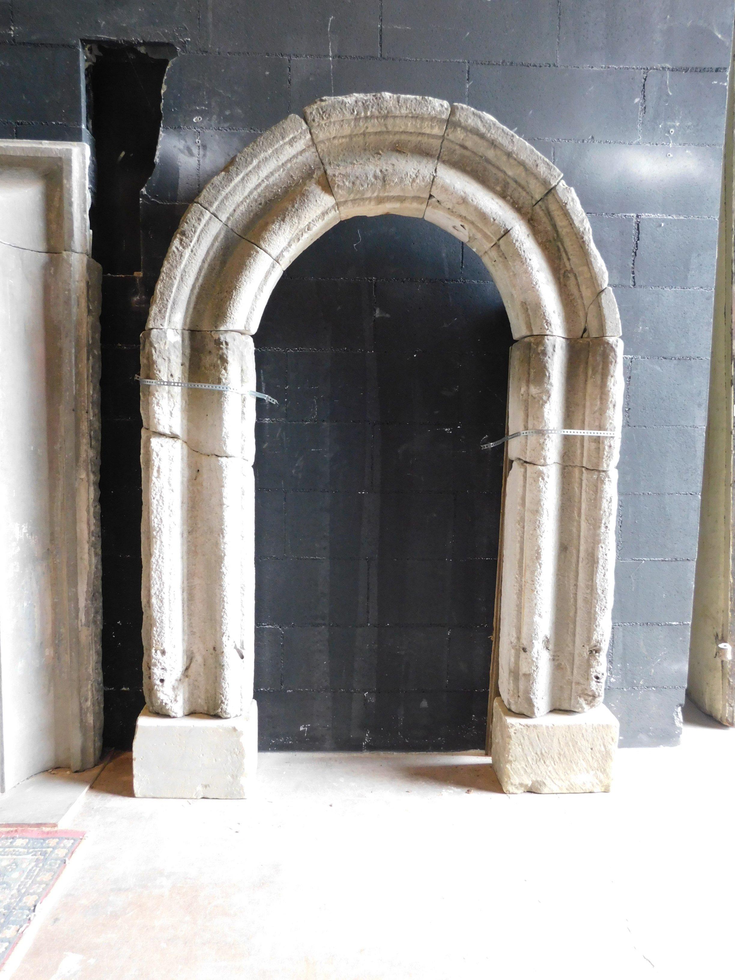 Antique Arched Portal / Window Frame in Grey Stone, 17th Century, Italy In Good Condition For Sale In Cuneo, Italy (CN)