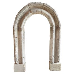 Cadre de fenêtre antique arqué en pierre grise, 17ème siècle, Italie