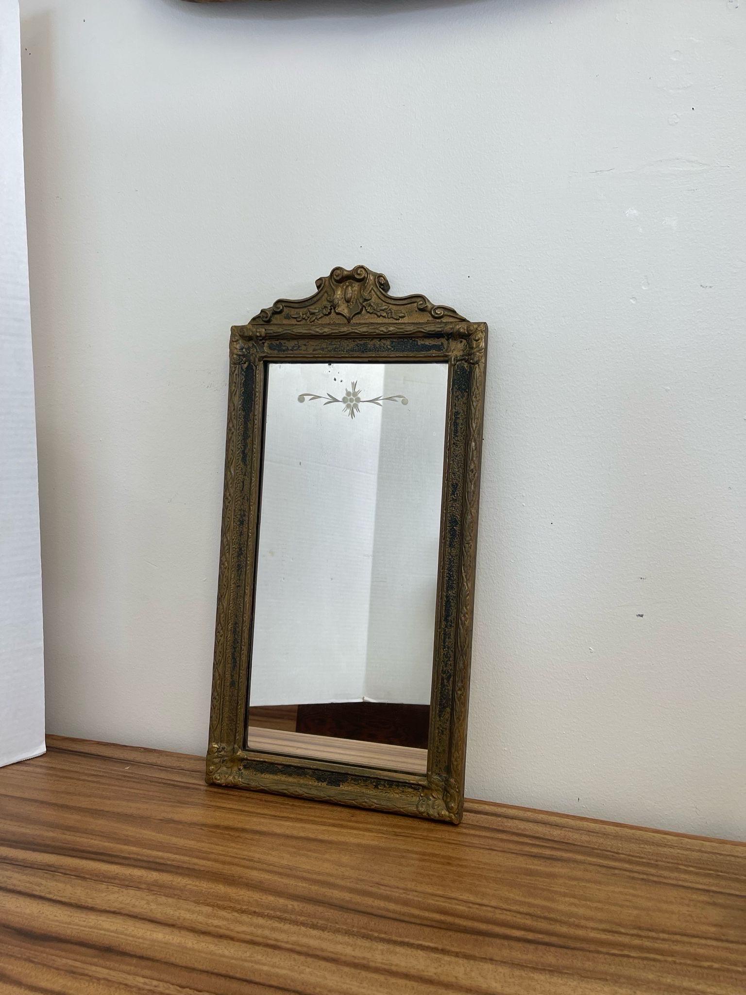 Antike gewölbte geschnitzte Holzrahmen Spiegel mit floralen Radierung. (Frühes 20. Jahrhundert) im Angebot