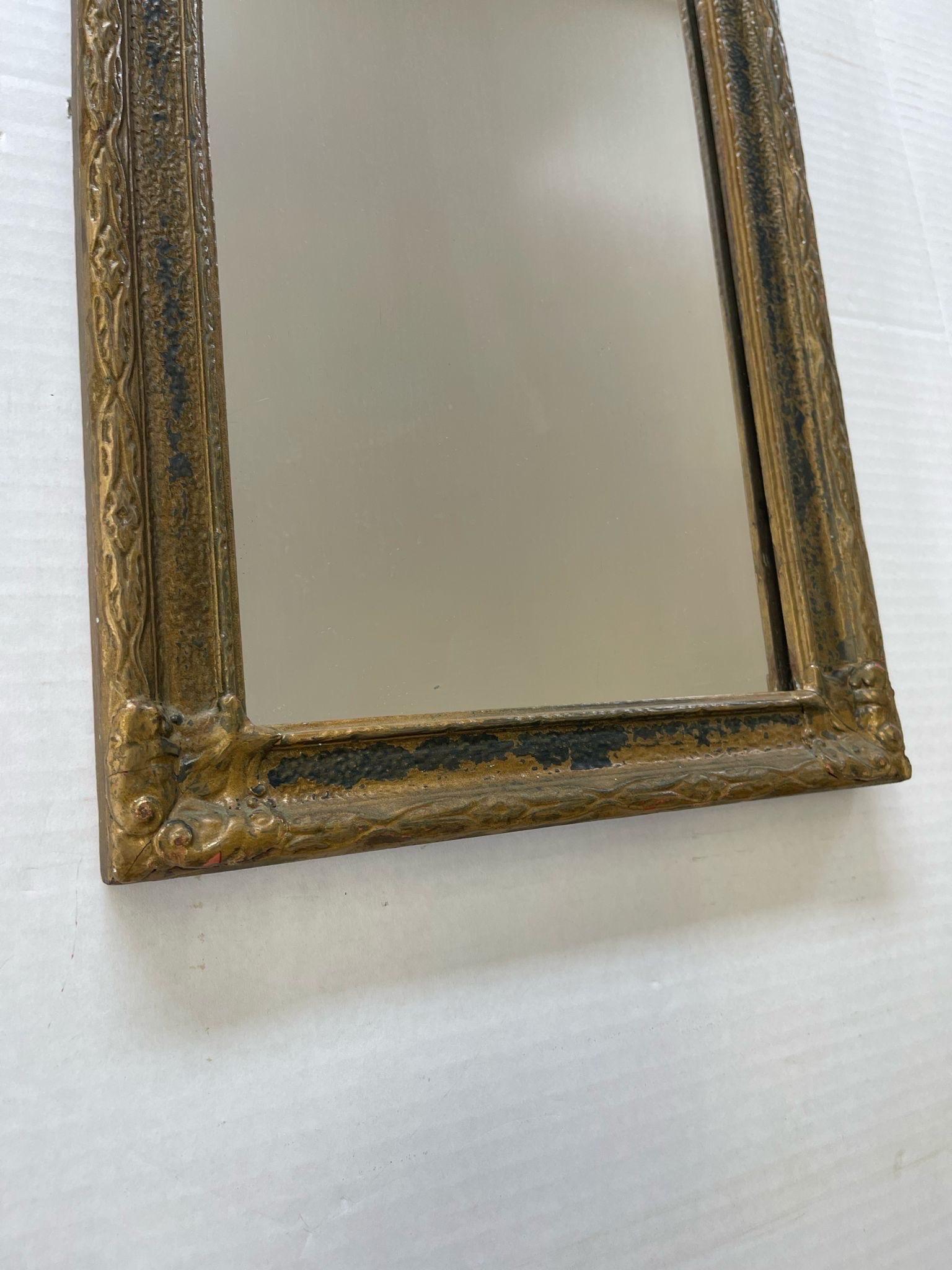 Antike gewölbte geschnitzte Holzrahmen Spiegel mit floralen Radierung. (Glas) im Angebot