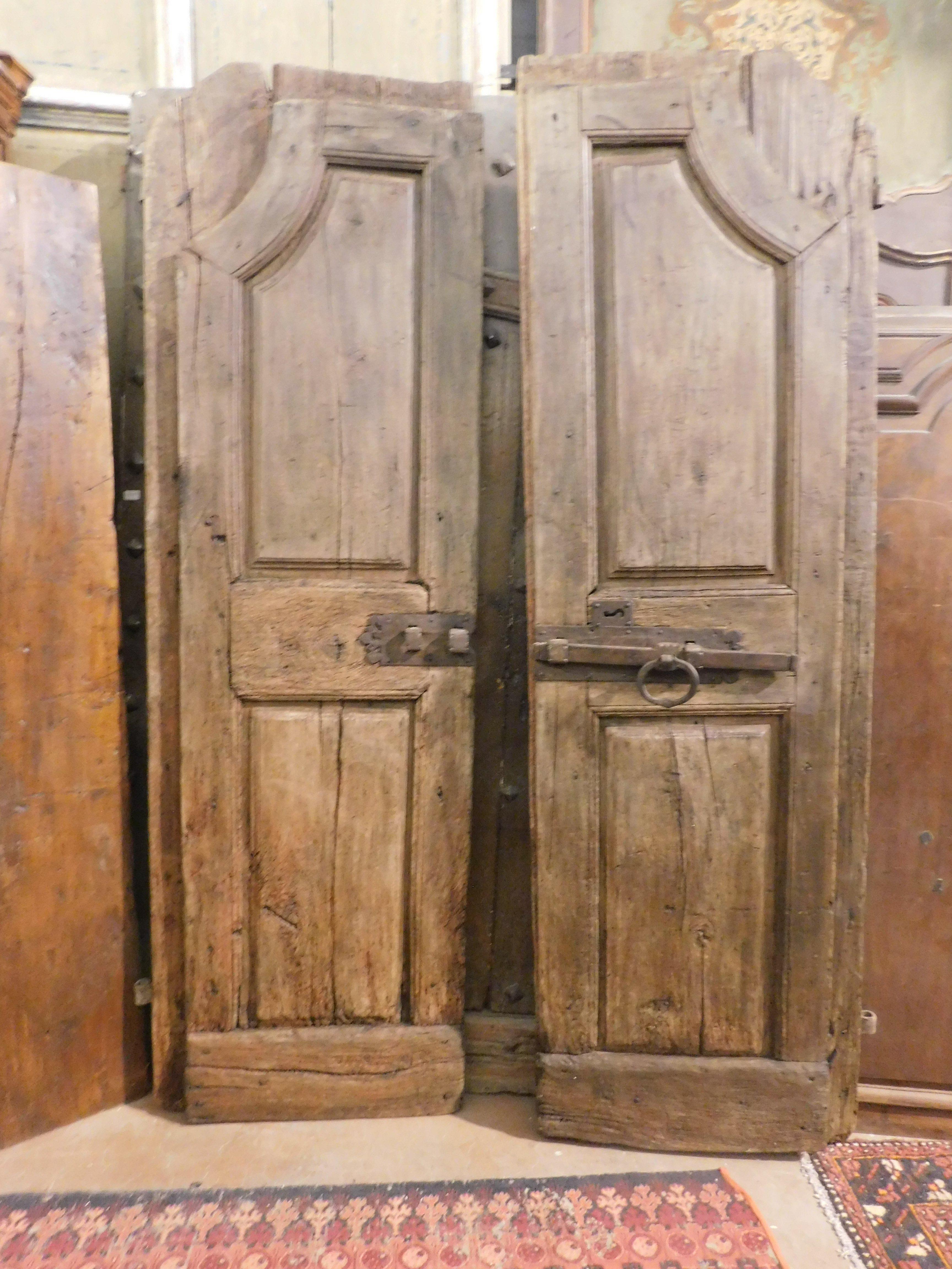 Antigua puerta arqueada de nogal, tallada en el siglo XVIII, Italia Tallado a mano en venta