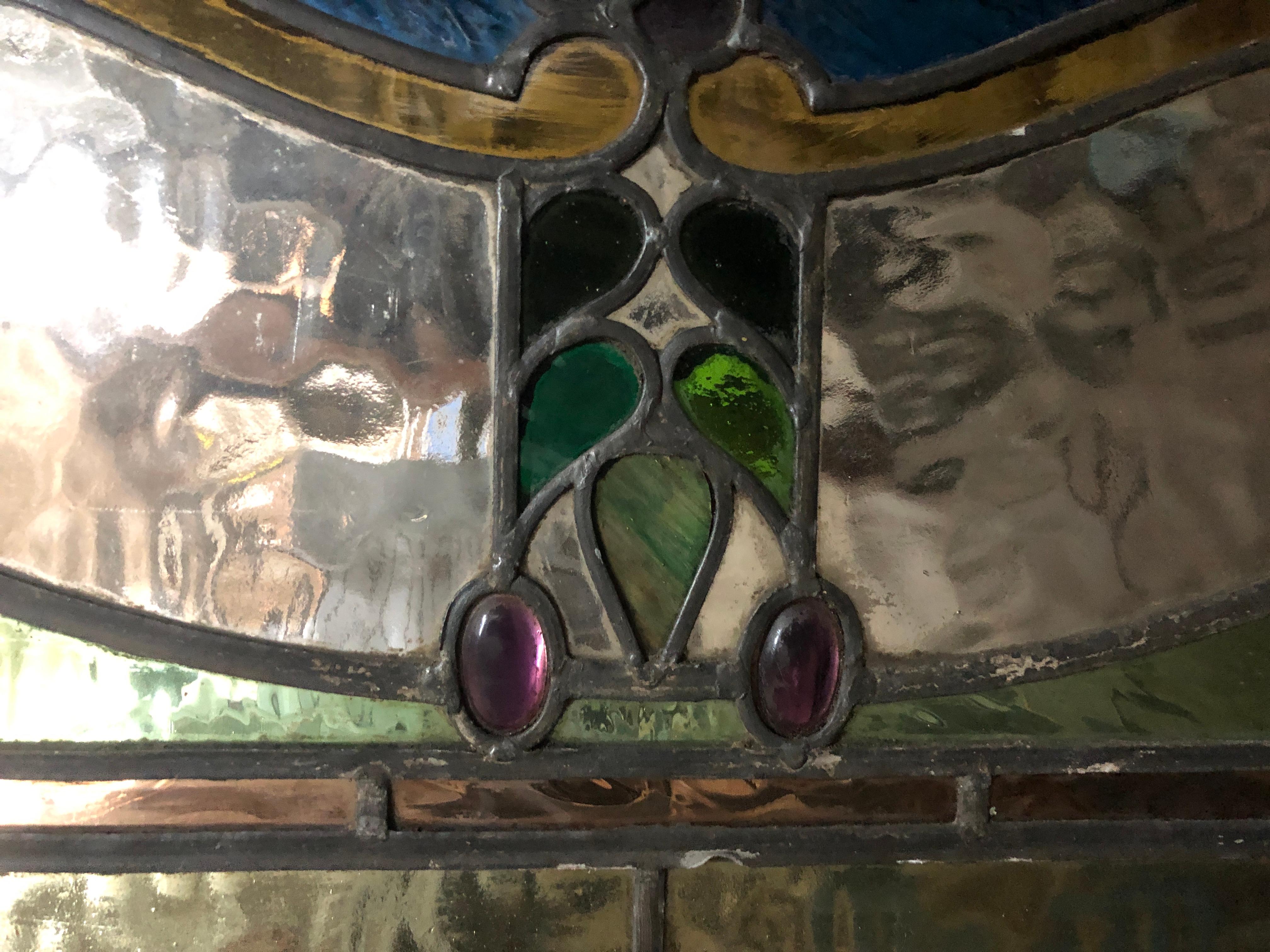 Vitrine arquée d'antiquités avec corne d'abondance 40