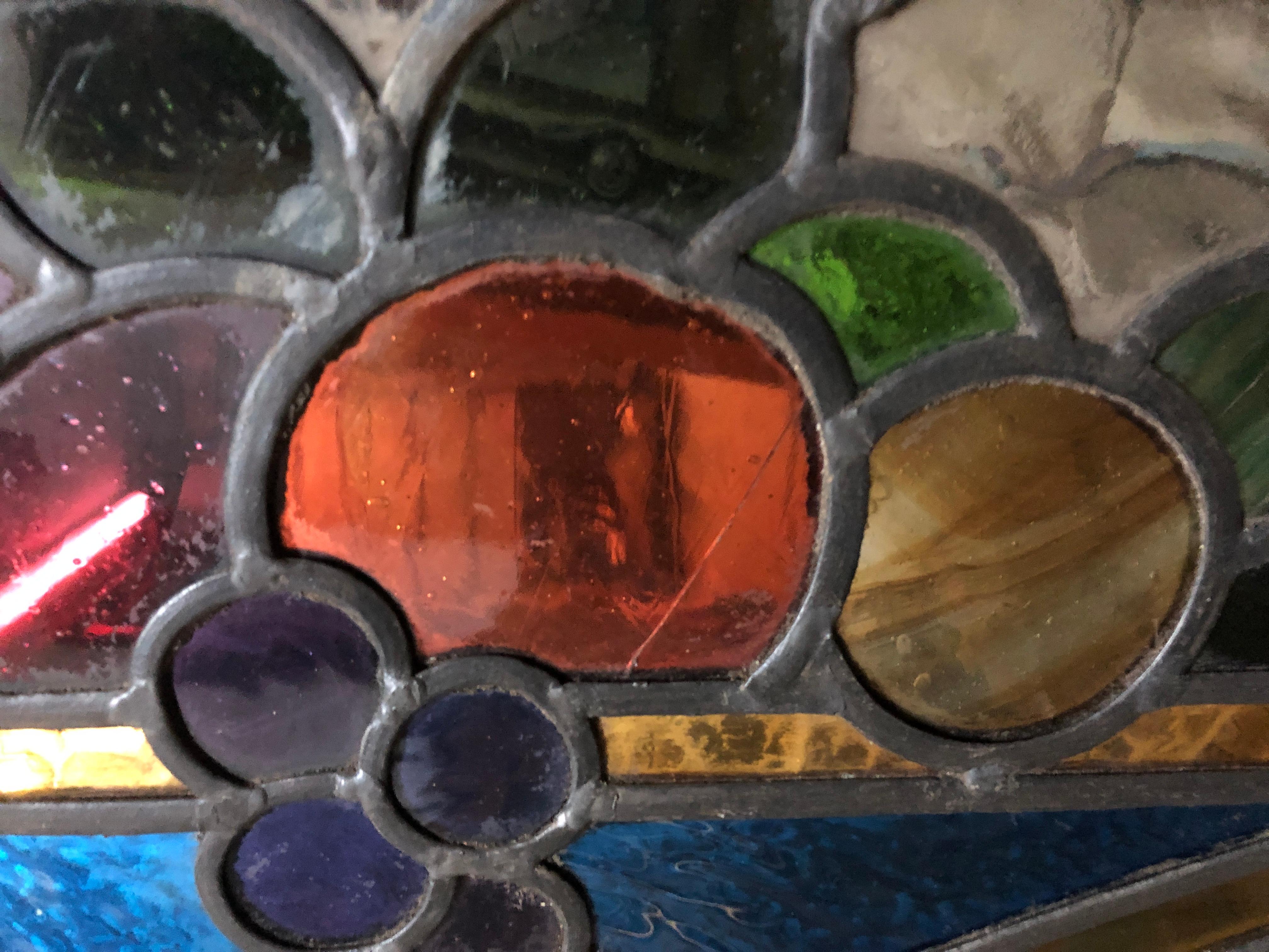 Vitrine arquée d'antiquités avec corne d'abondance 40