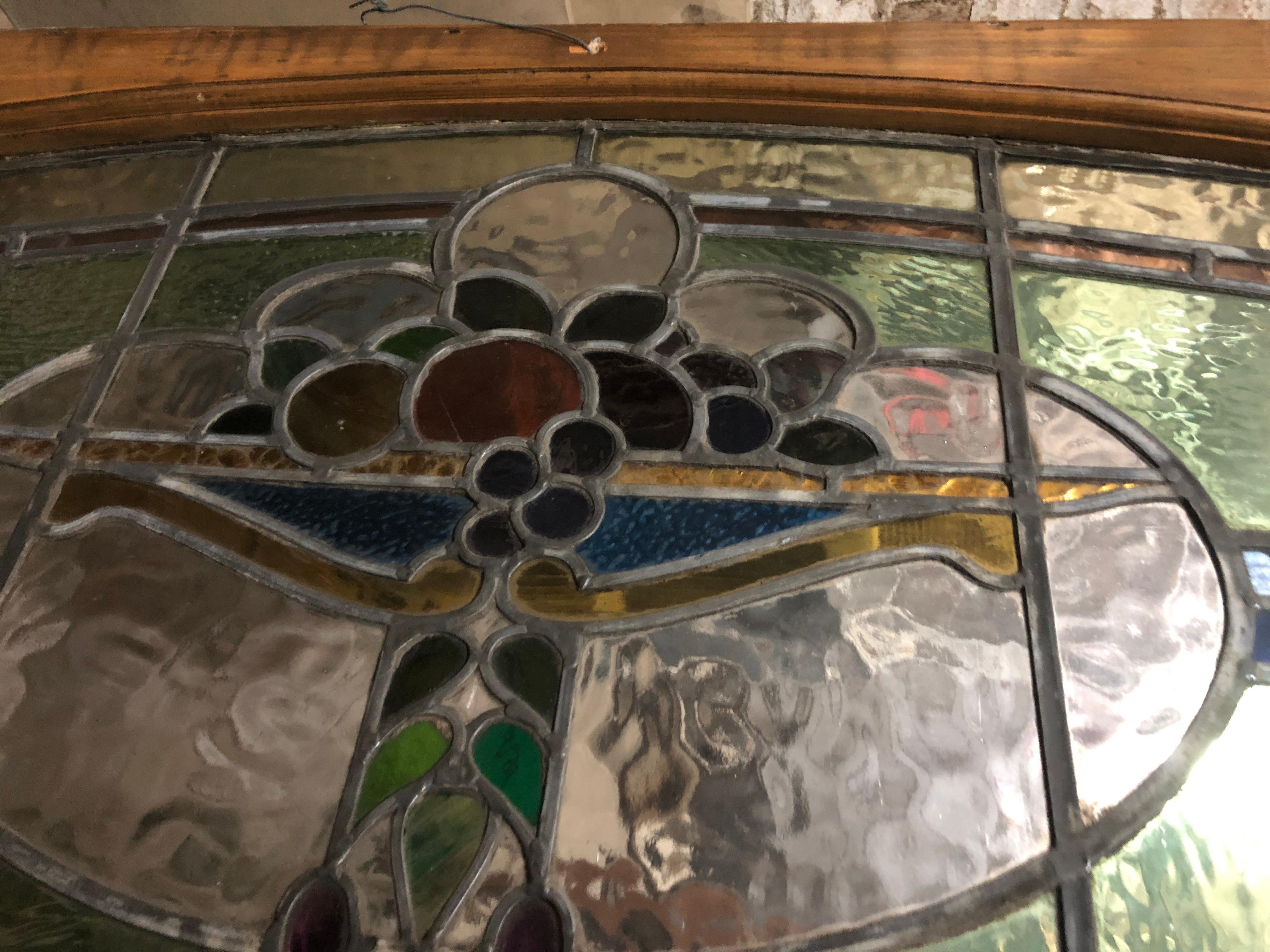 Vitrine arquée d'antiquités avec corne d'abondance 40
