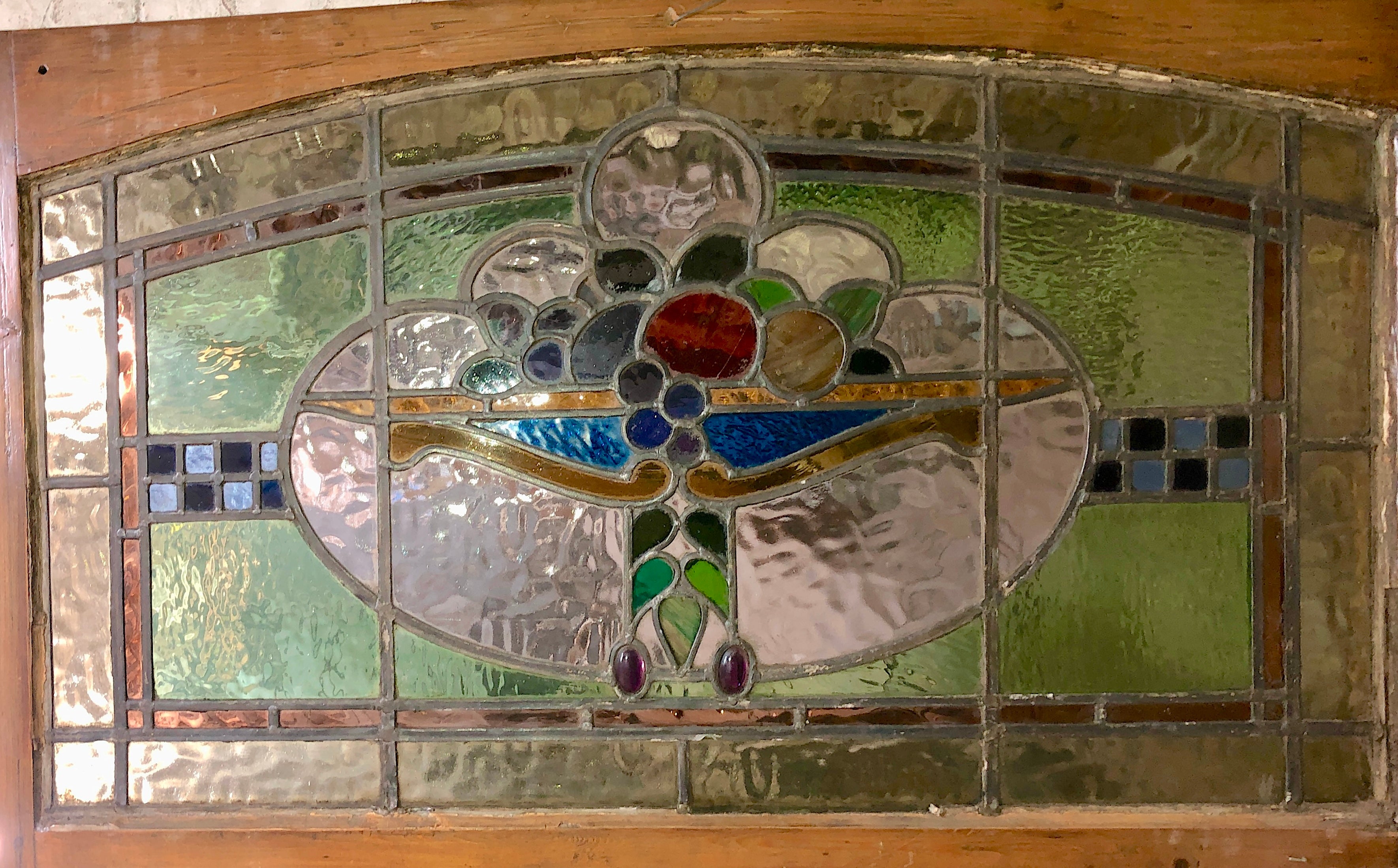 Grande fenêtre au plomb, légèrement cintrée, avec de superbes panneaux de vitraux. Verre coloré texturé avec une belle corne d'abondance au centre.
La hauteur totale avec les poteaux en bas est de 29