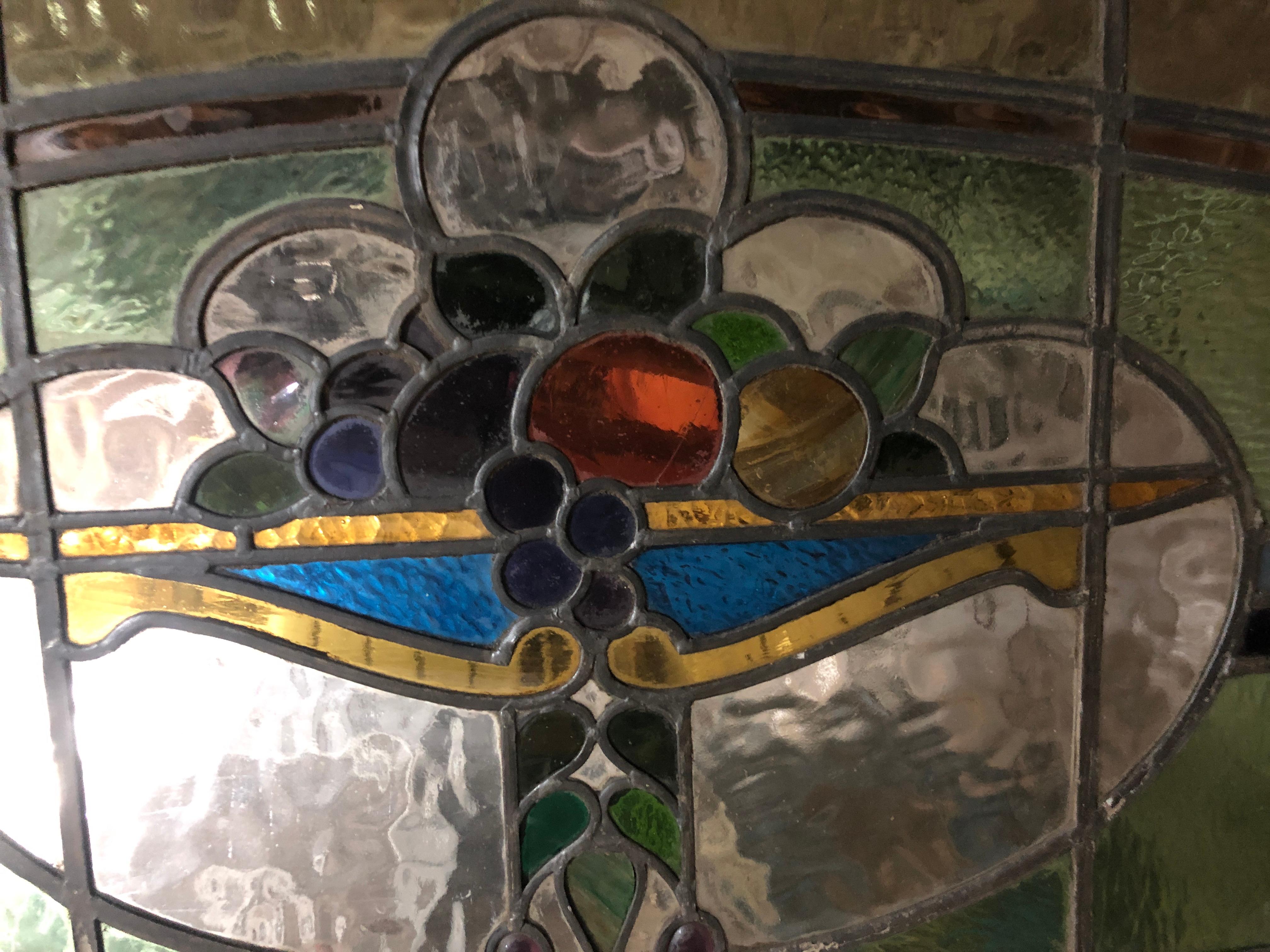 Vitrine arquée d'antiquités avec corne d'abondance 40