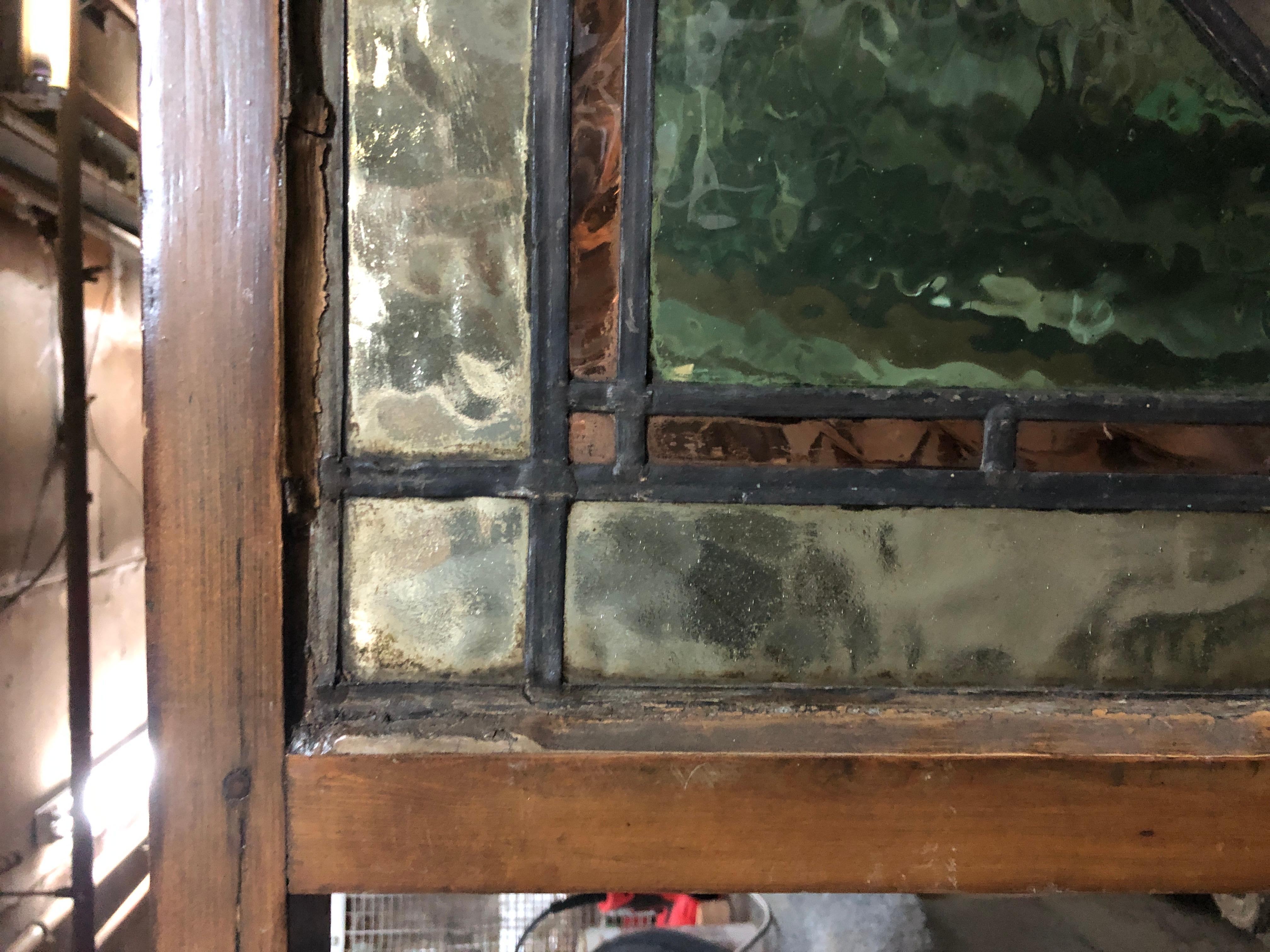 Vitrine arquée d'antiquités avec corne d'abondance 40