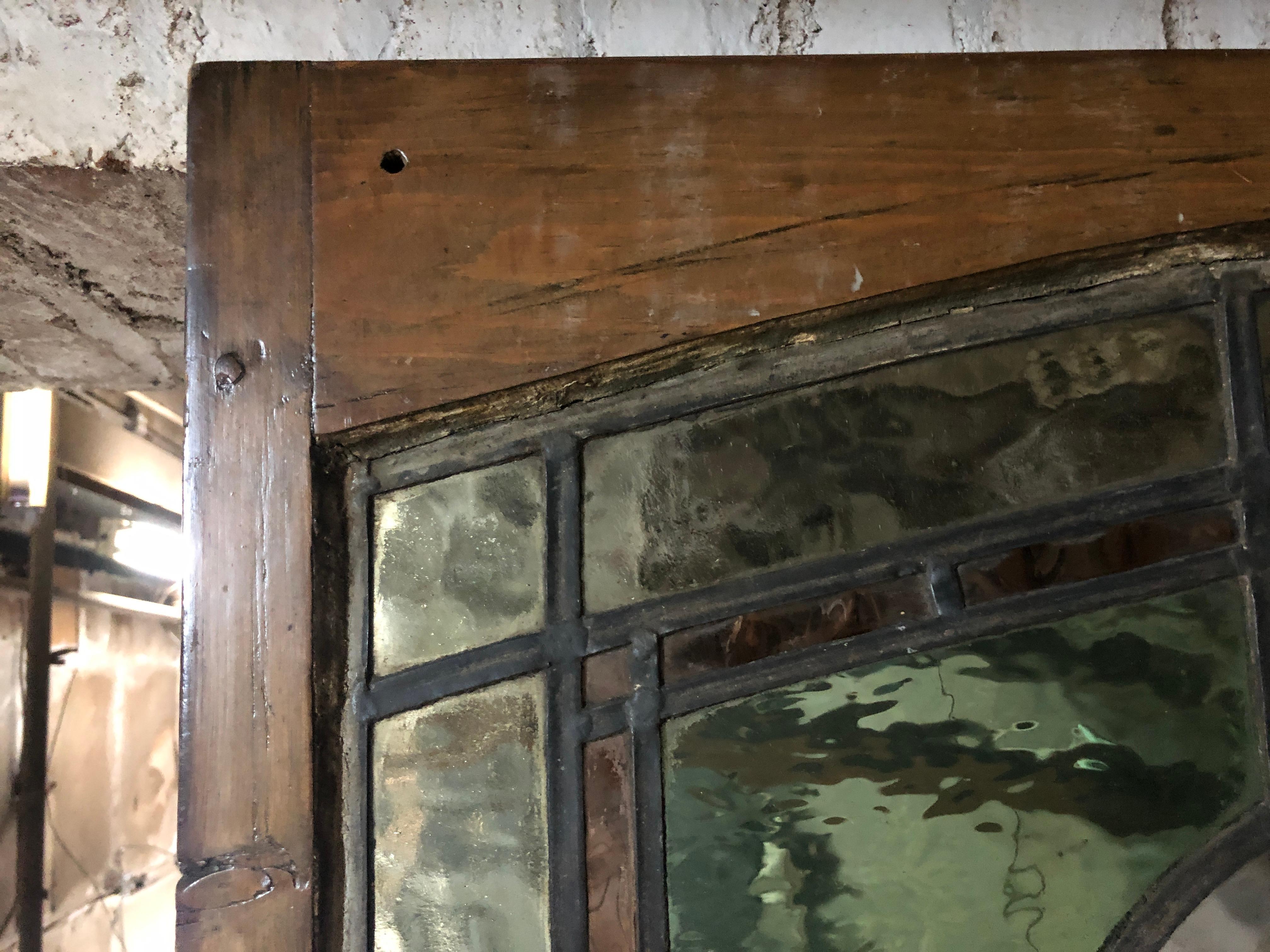 Vitrine arquée d'antiquités avec corne d'abondance 40