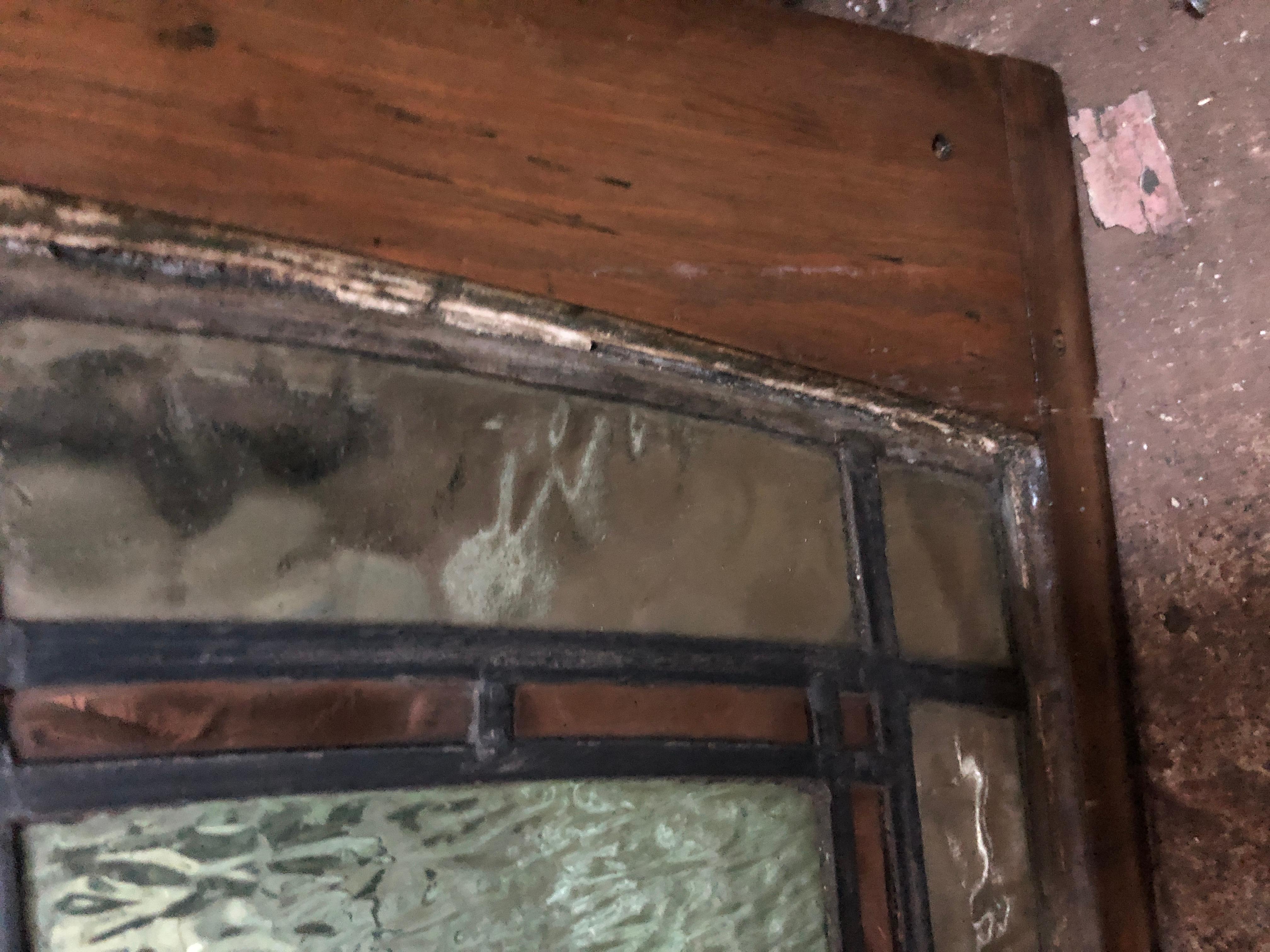 Vitrine arquée d'antiquités avec corne d'abondance 40