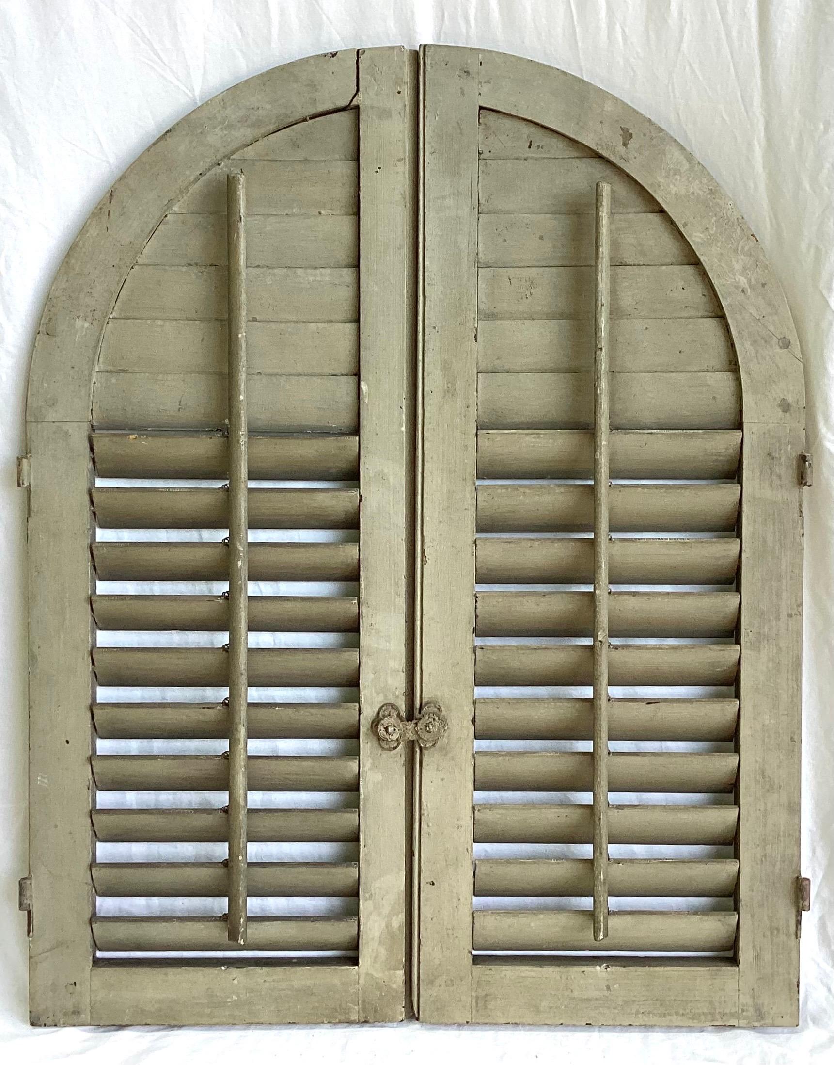 
Volets anciens en bois cintrés. 25 1/2 pouces de large par 32 pouces de haut. La charnière du loquet est cassée mais tient encore. Les persiennes sont en bon état de fonctionnement, avec une usure appropriée à l'âge, et ont une belle surface.