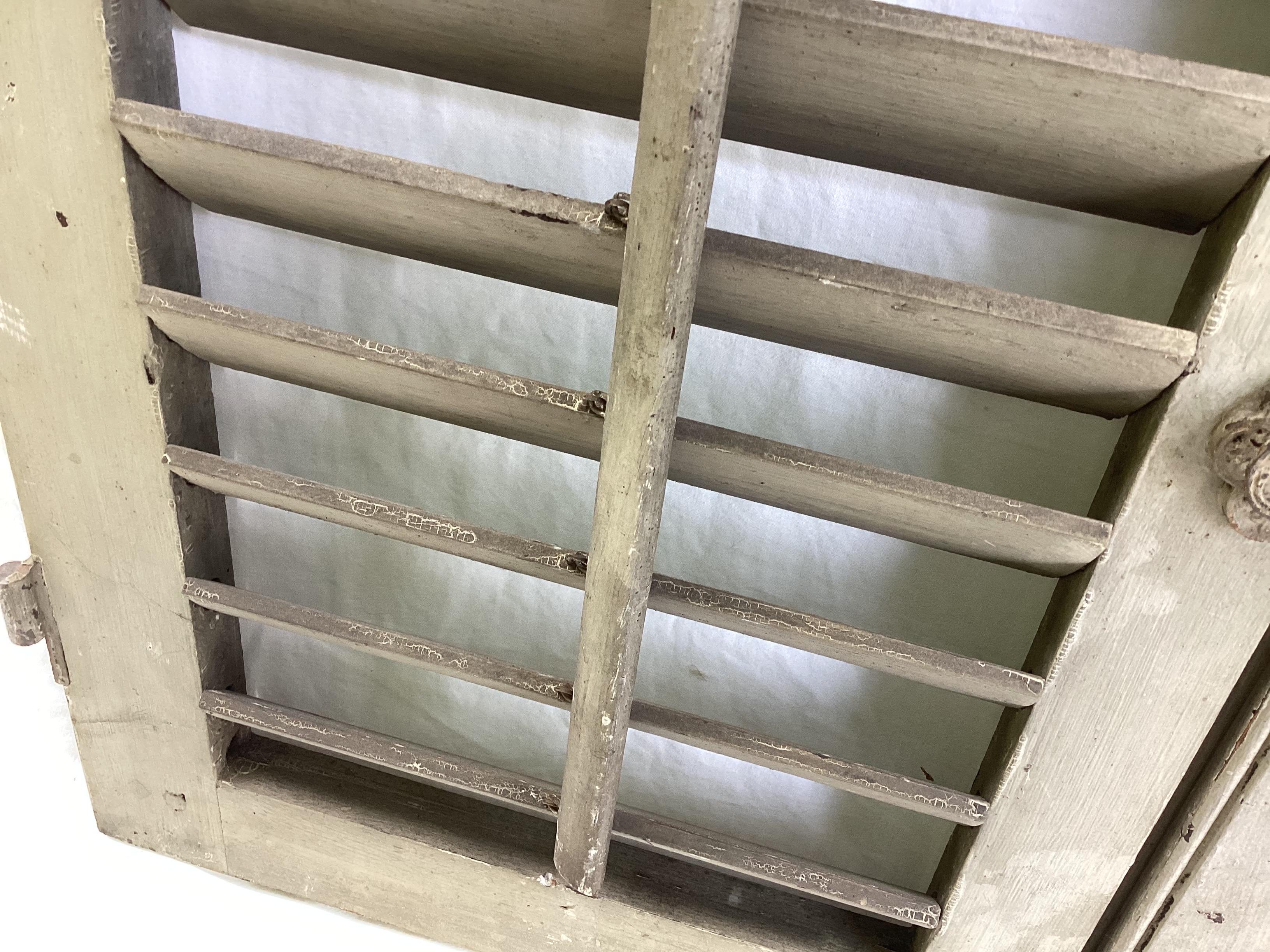 Américain Paire de volets anciens en bois cintrés