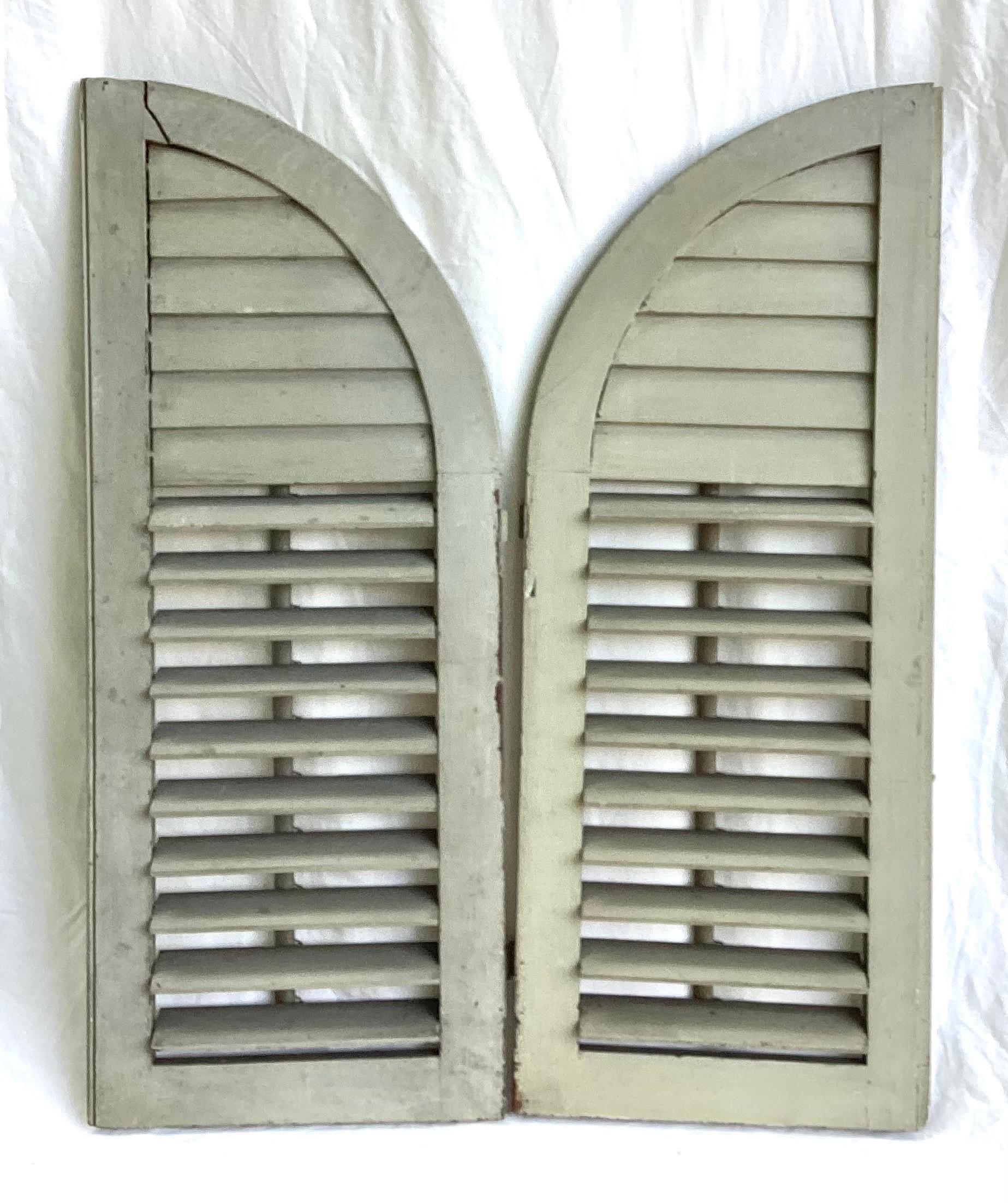 Peint Paire de volets anciens en bois cintrés